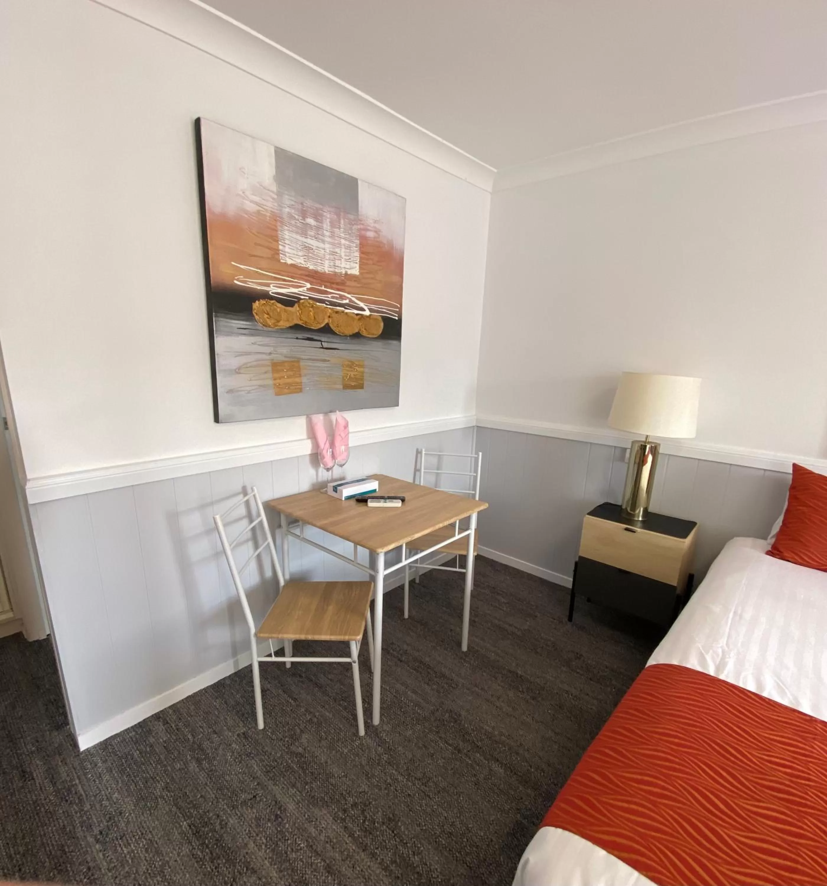 Seating area, Bed in Centrepoint Midcity Motor Inn