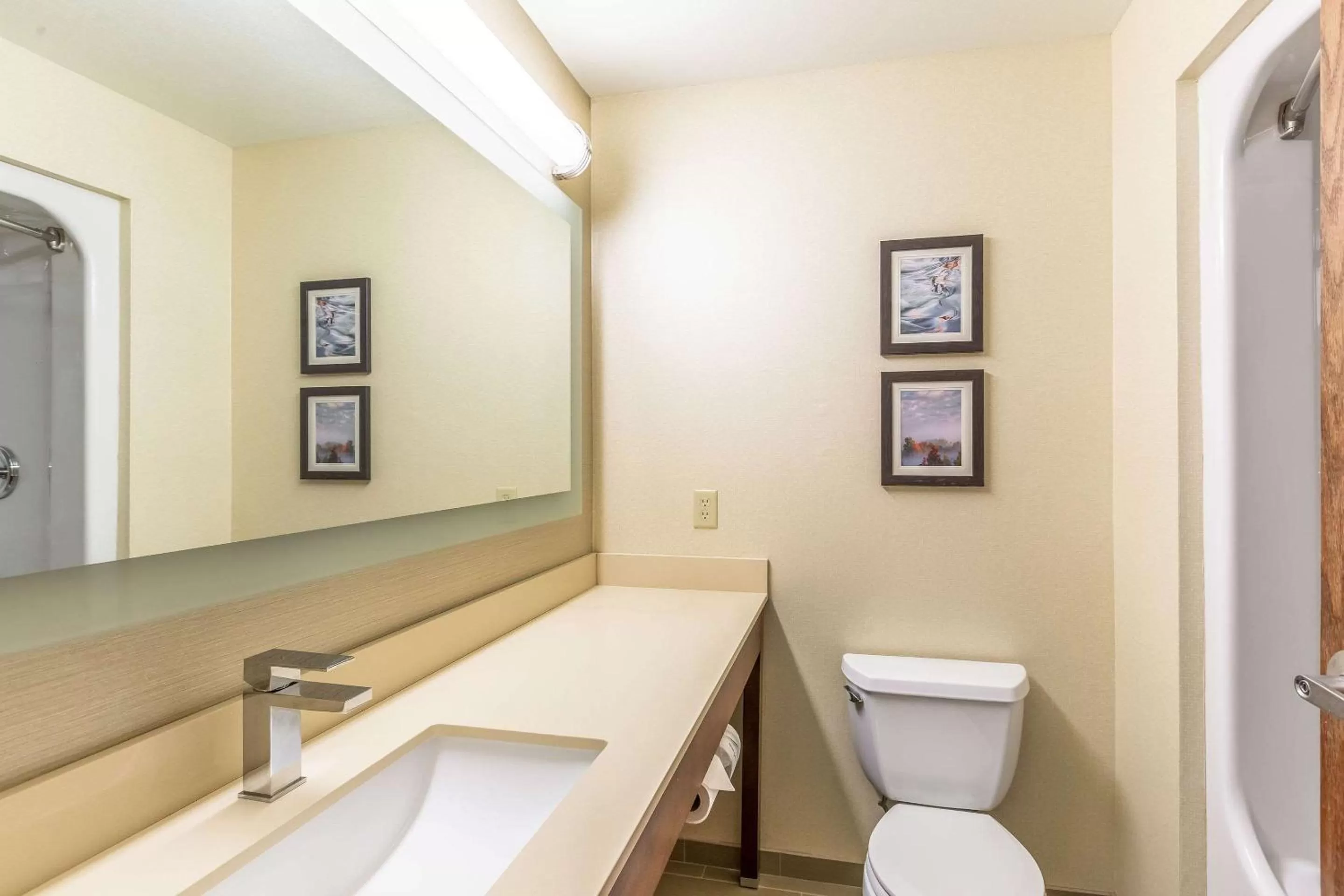 King Suite - Non-Smoking in Comfort Suites Escanaba West