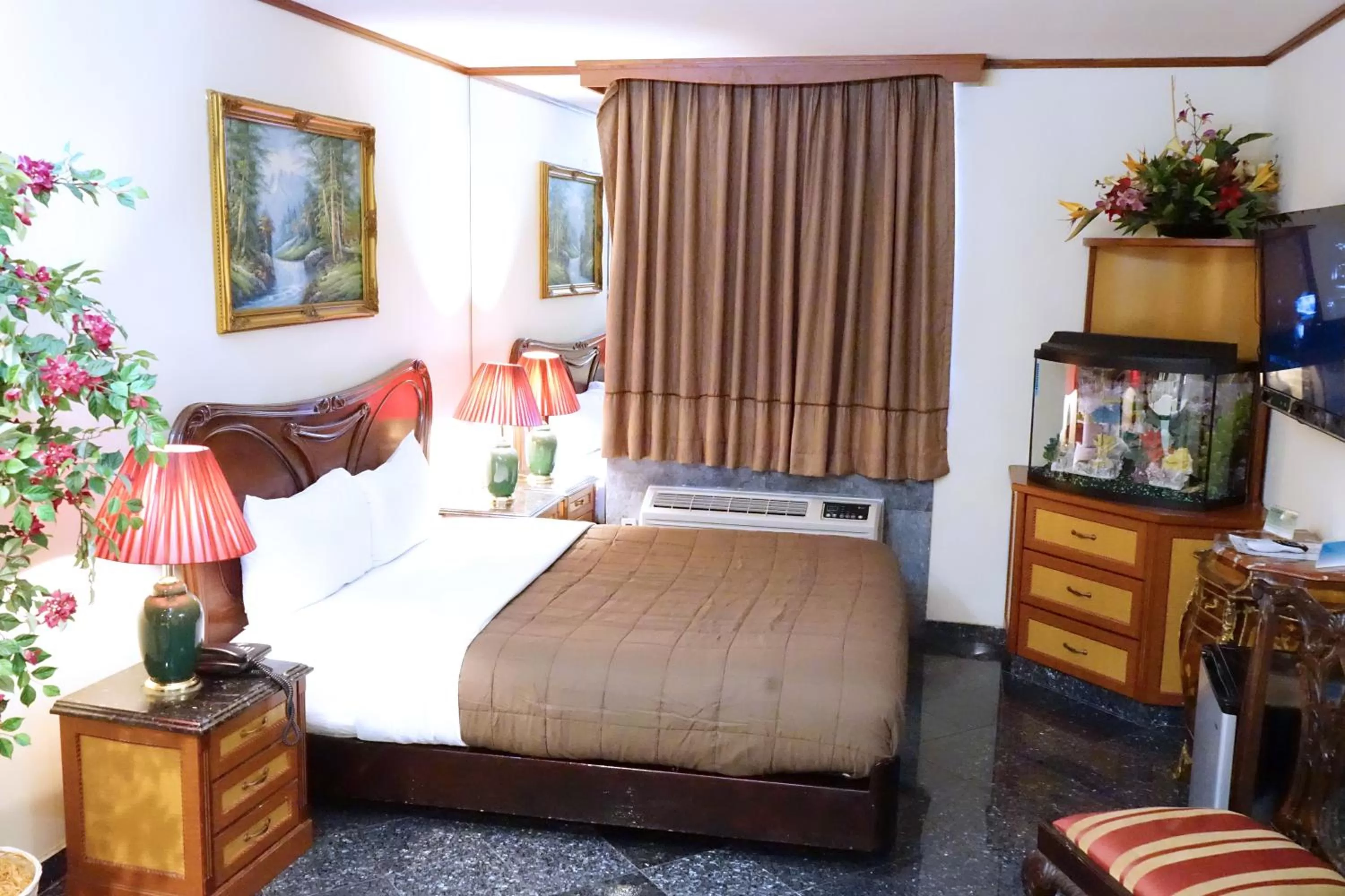 Photo of the whole room, Bed in Paris Suites Hotel