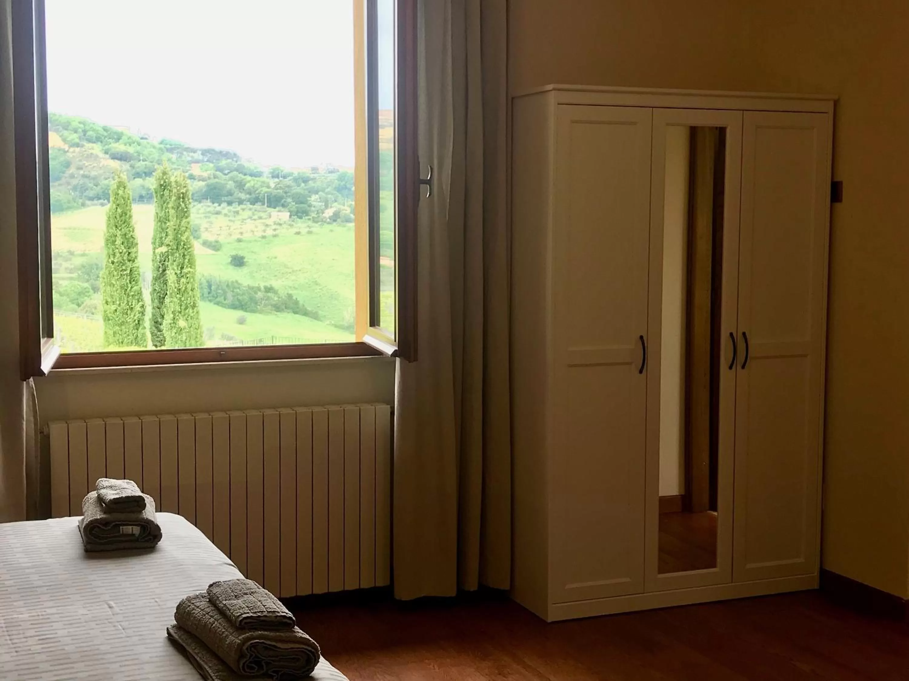 Deluxe Double Room with Bath in The Grapevine by MANVI