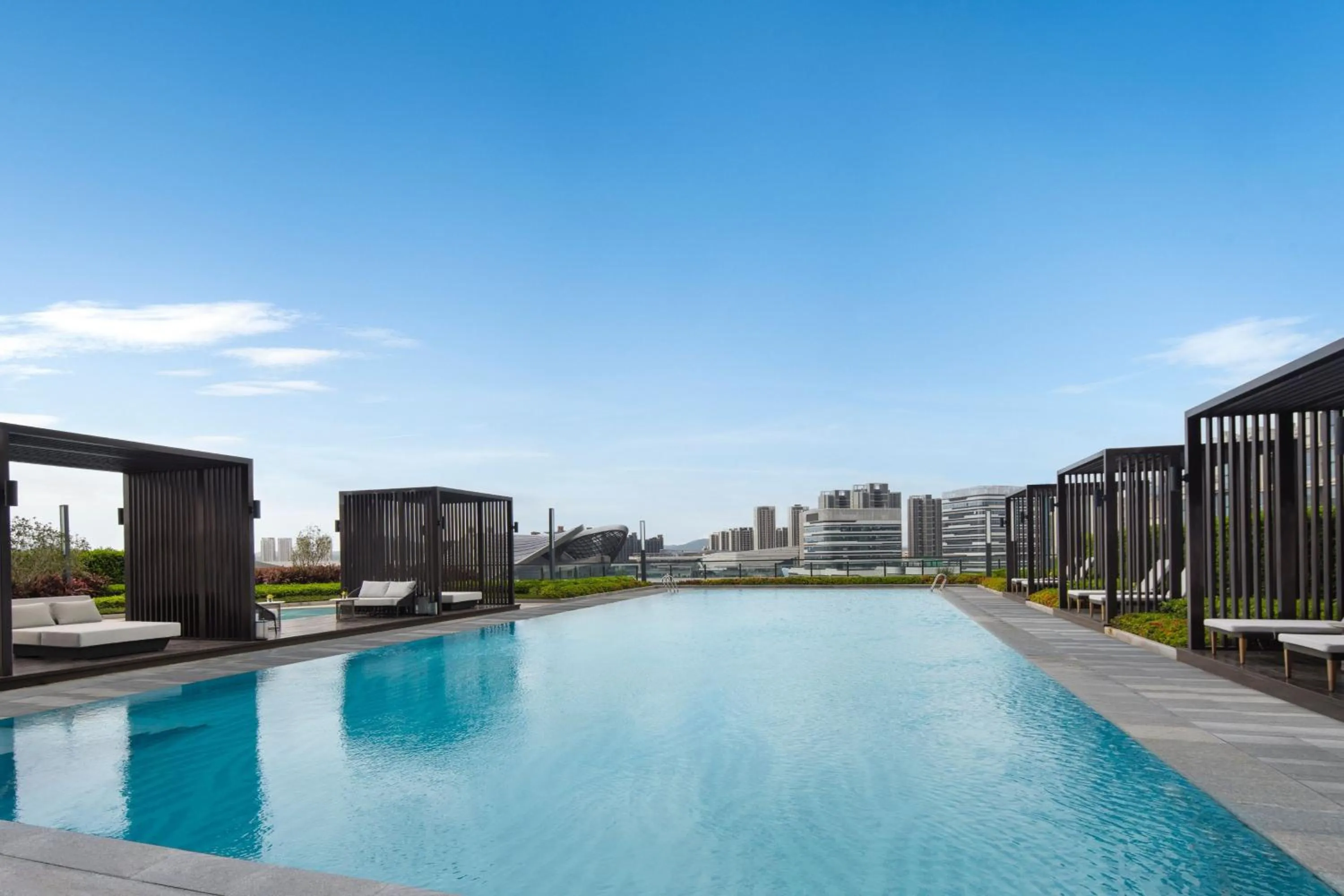 Swimming pool in Zhuhai Marriott Hotel Jinwan