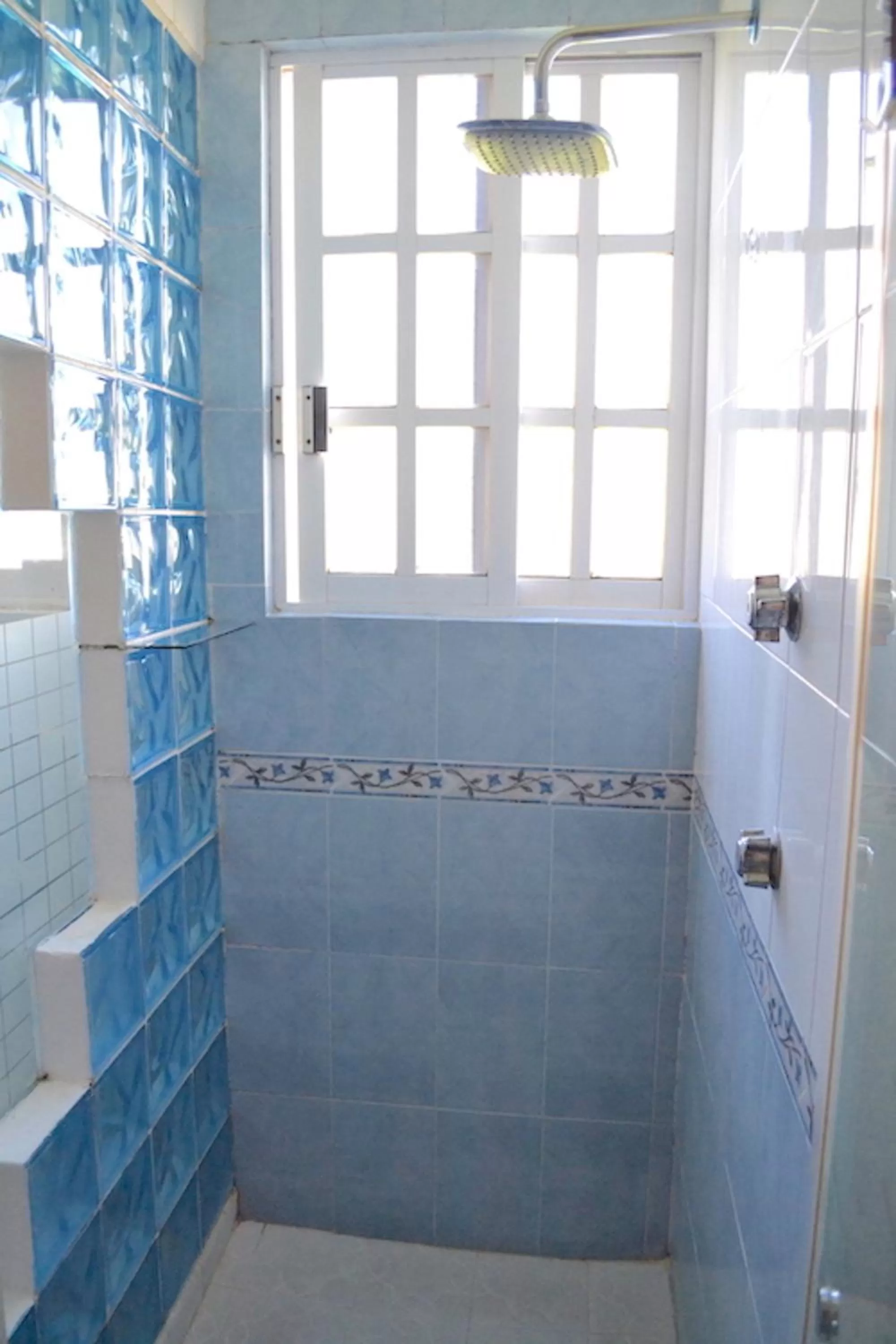 Shower in La Aurora Hotel Like Home