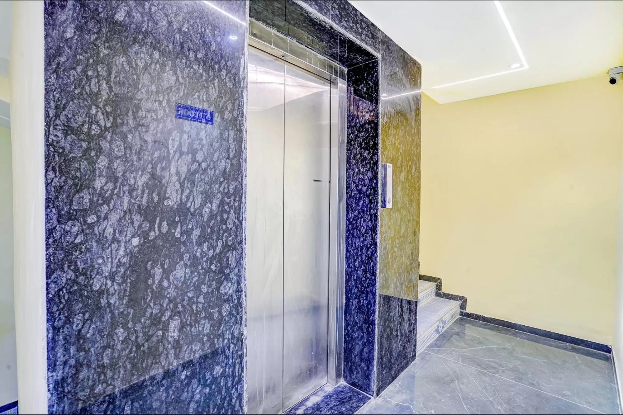 Lobby or reception in FabHotel Galaxy Stay - Nr Morya Hospital