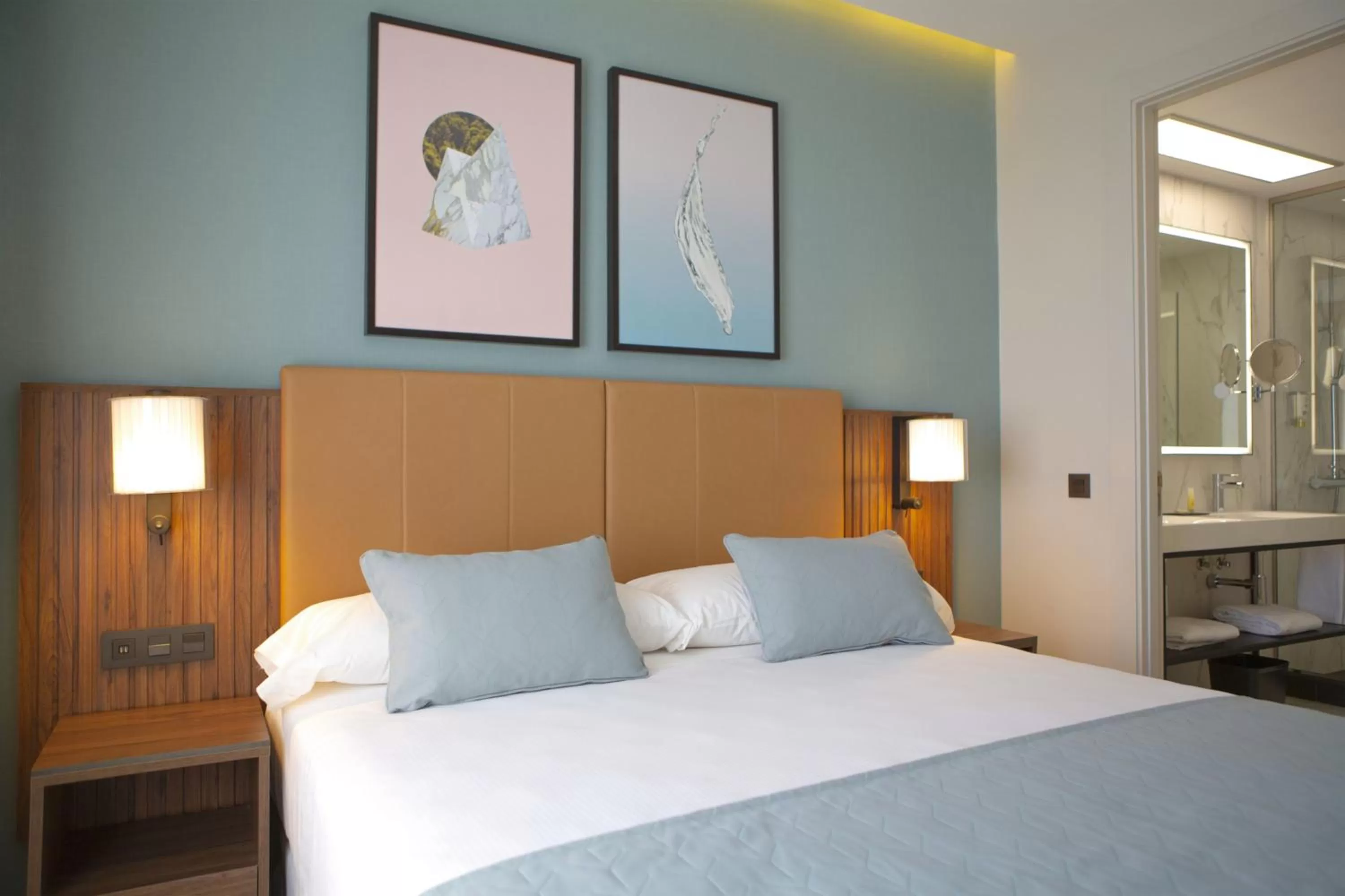 Photo of the whole room, Bed in Riu Plaza España