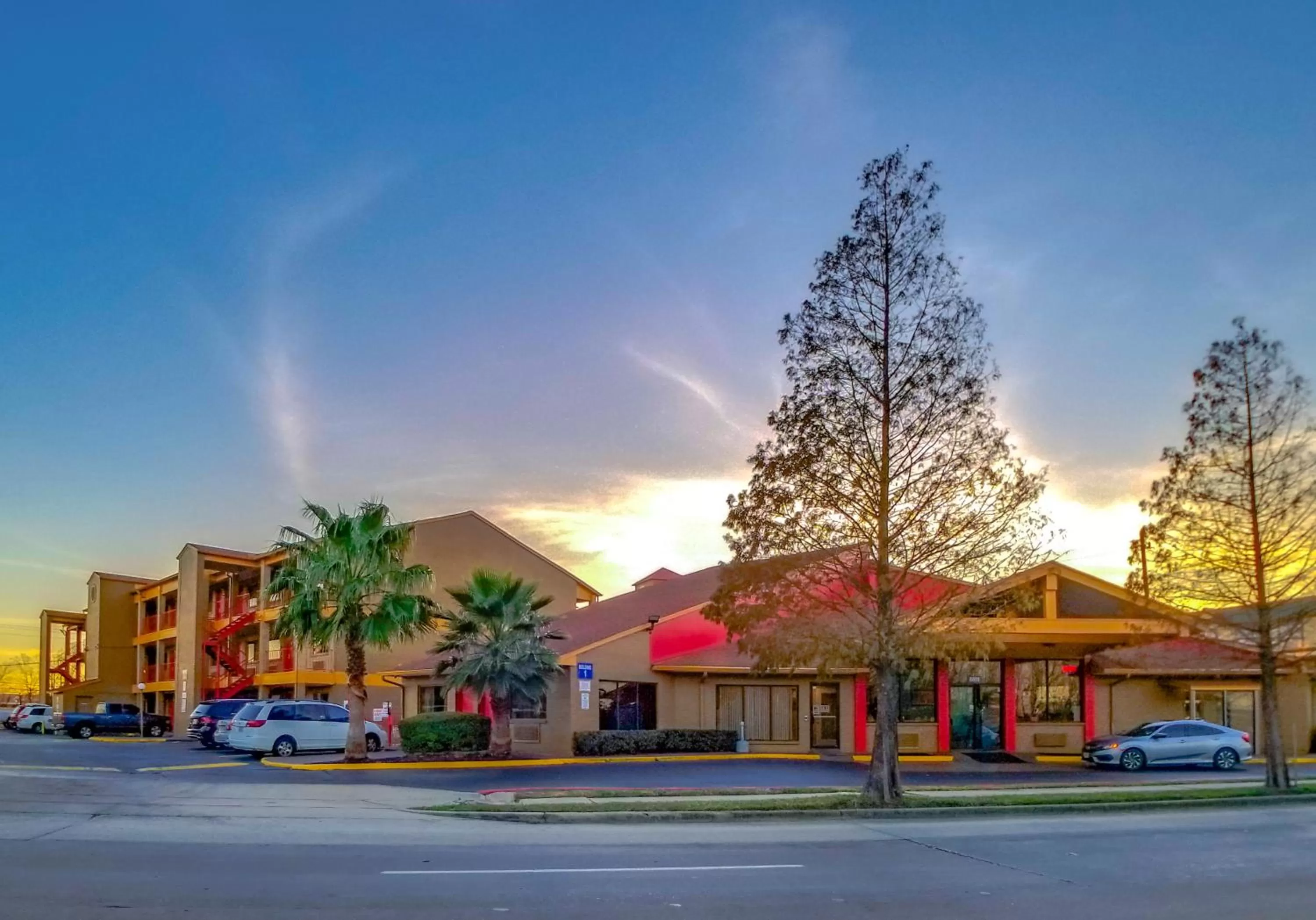 Property building in Howard Johnson by Wyndham Houston Hobby Airport