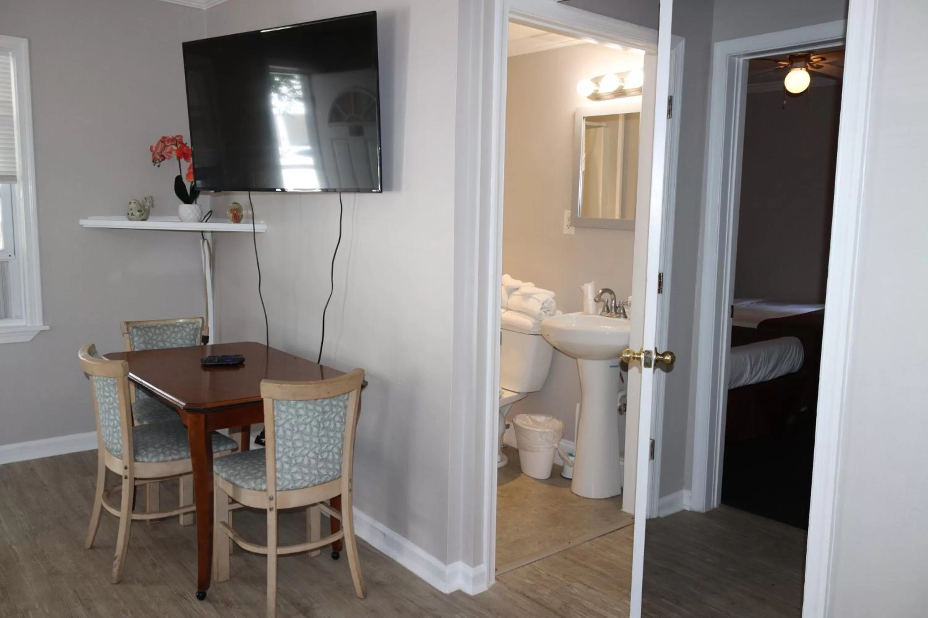 Dining area in The Burgundy Inn Hotel and Apartments