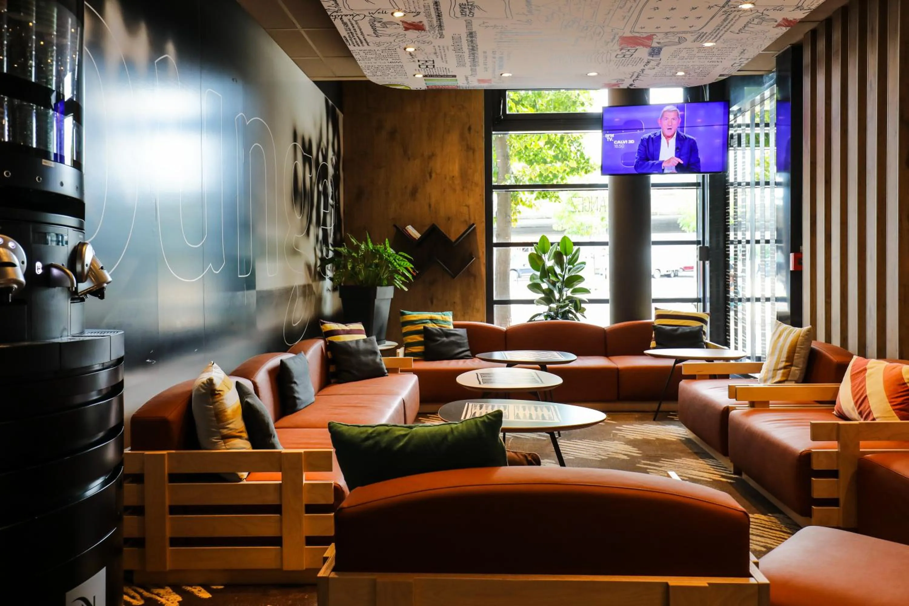 Lounge or bar in ibis Paris Porte de Clichy Centre