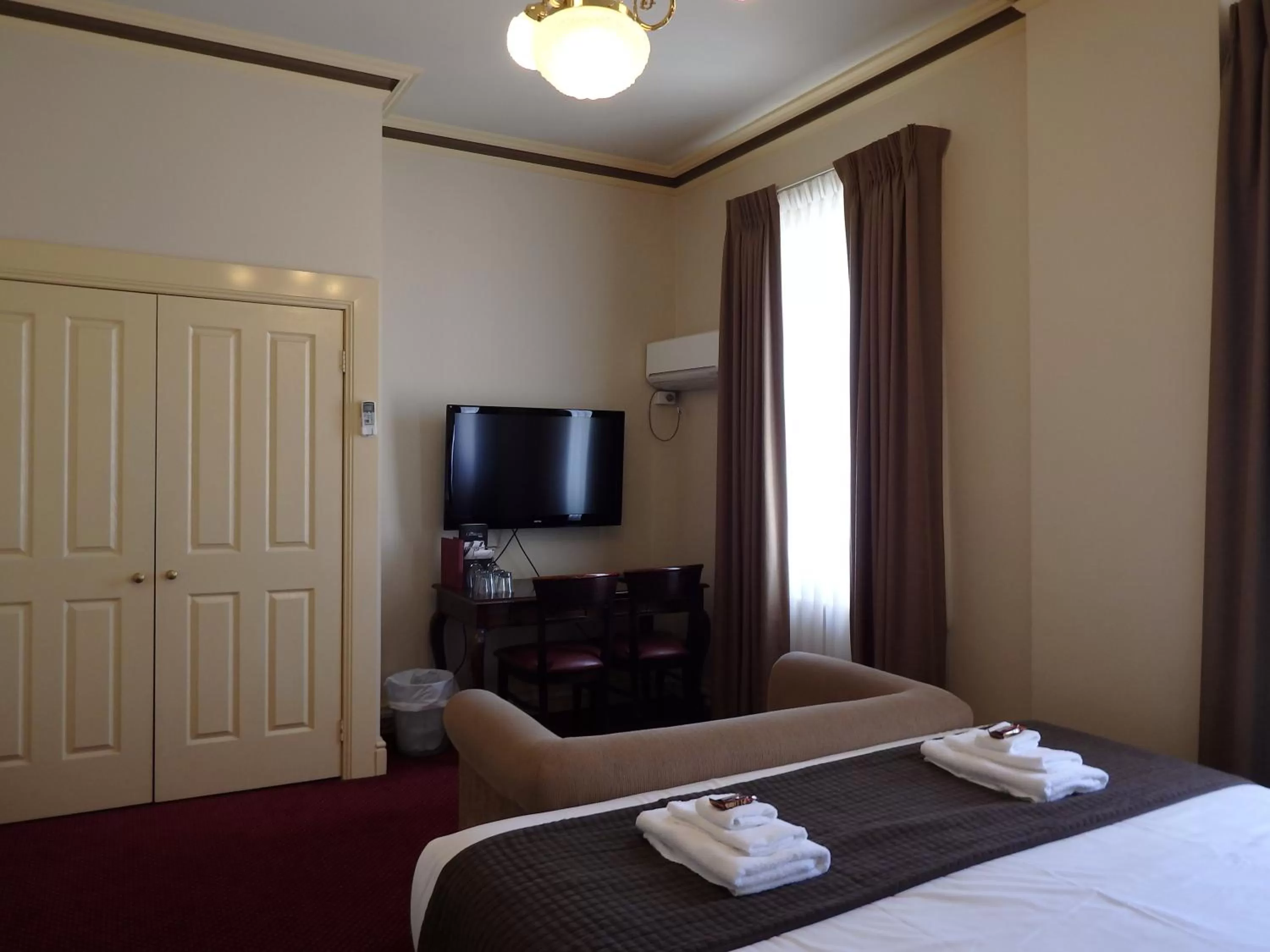 TV and multimedia, Bed in The Glenferrie Hotel Hawthorn