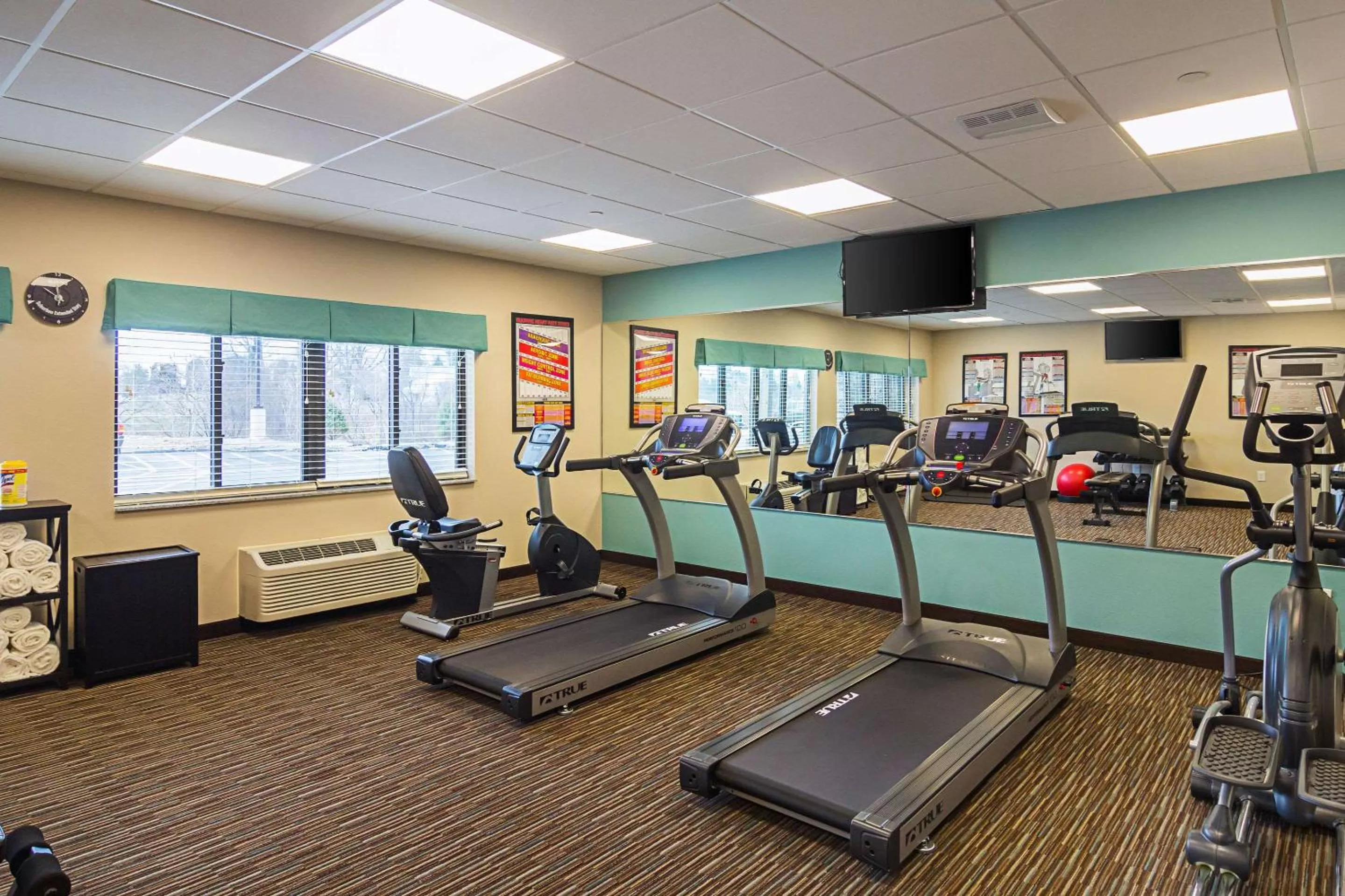 Fitness centre/facilities in Suburban Studios Monaca - Pittsburgh