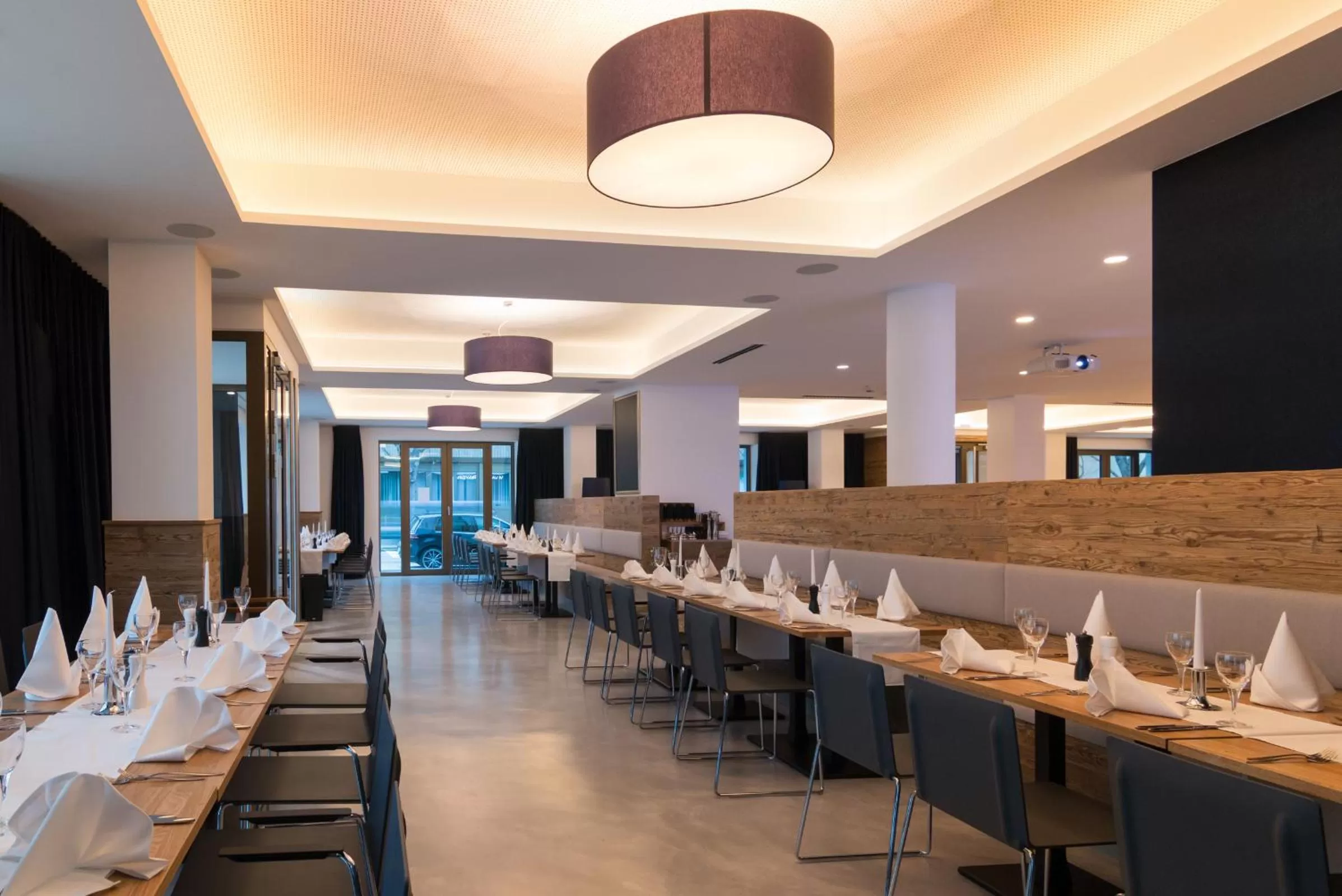 Restaurant/places to eat in Bayer 89 Vi Vadi Hotel