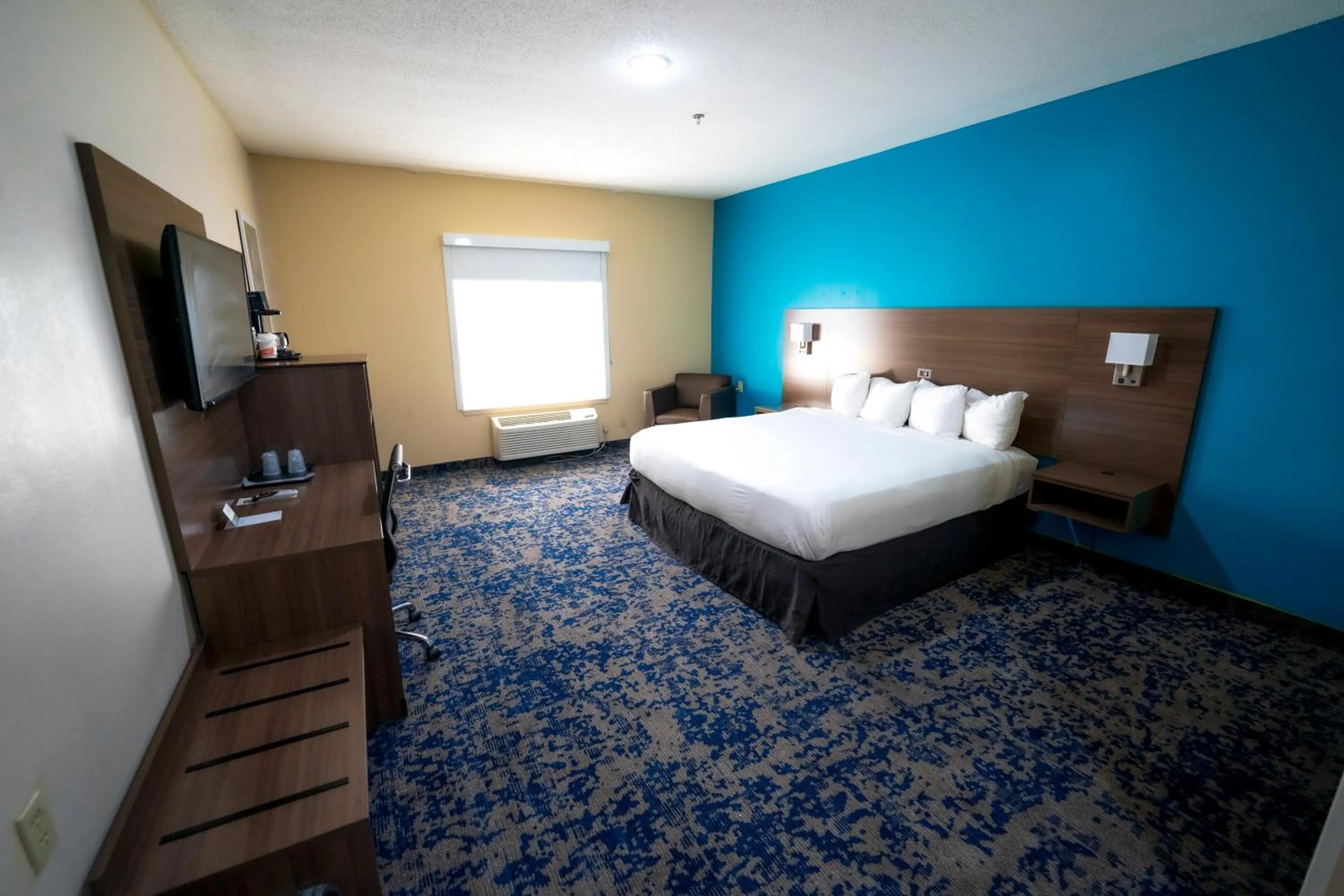Photo of the whole room, Bed in Quality Inn & Suites