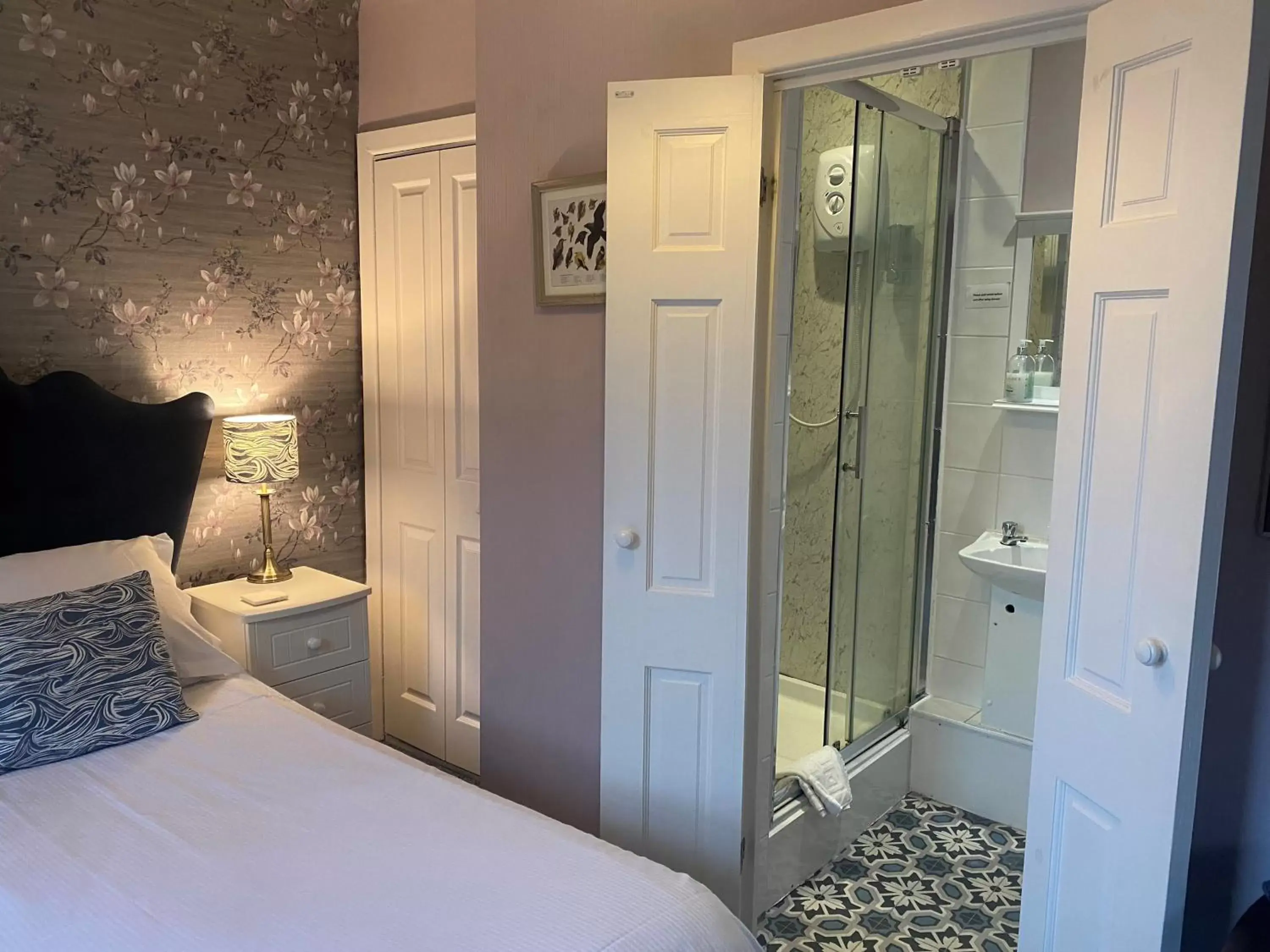 Double Room with Private Bathroom in Talbot House Bed & Breakfast and Tearoom Double Room with Private Bathroom in Talbot House Bed & Breakfast and Tearoom