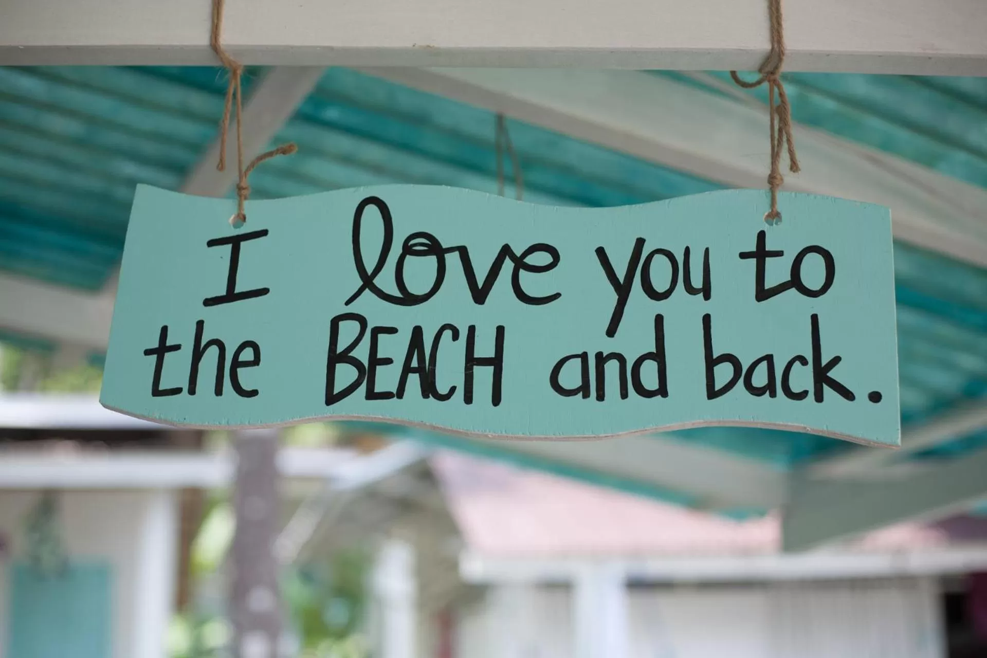 Text overlay in Indie Beach Bungalows