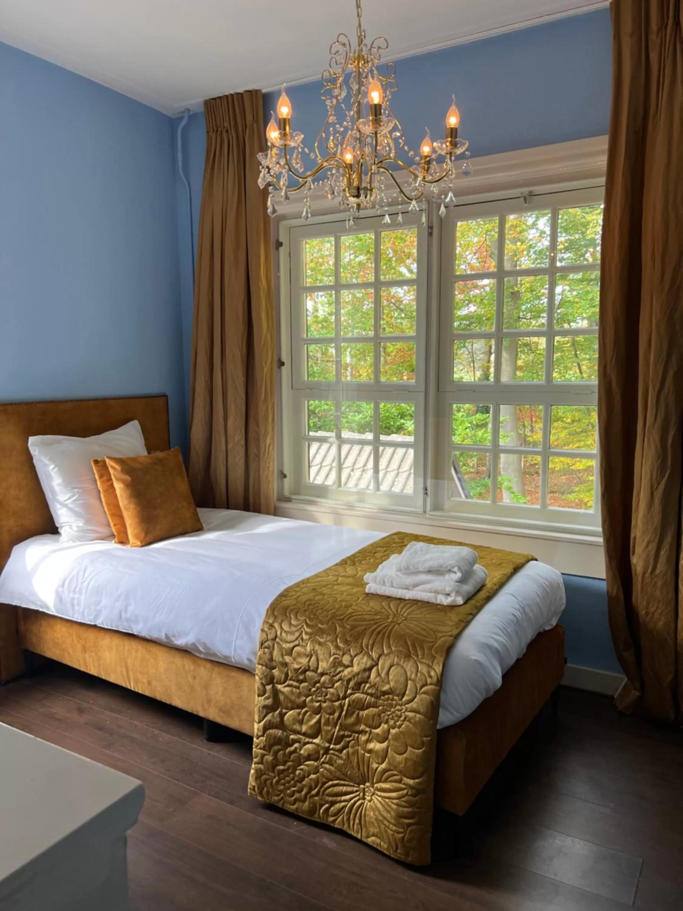 Bed in Cuatre Brass Stay