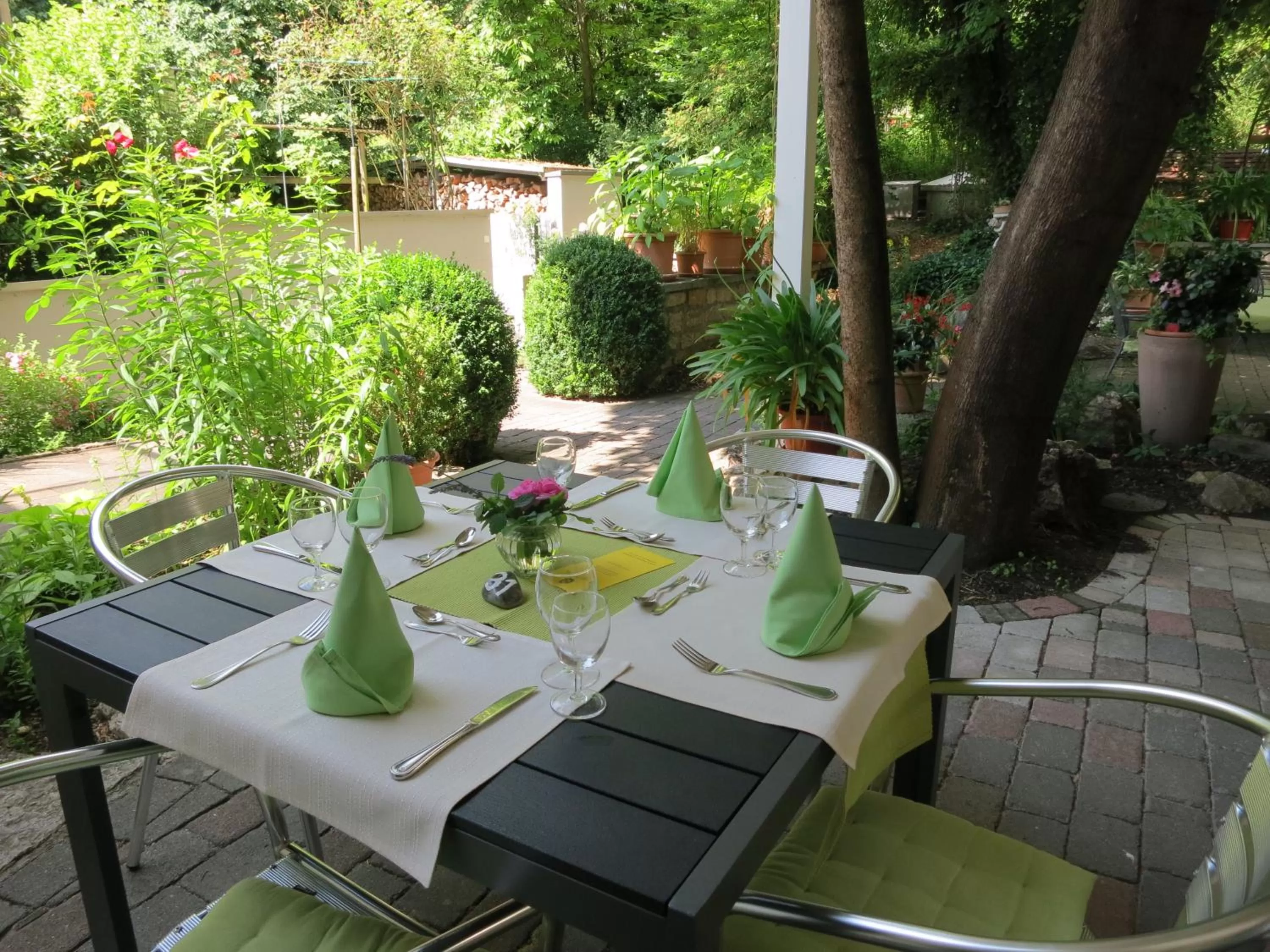 Restaurant/places to eat in Hotel Promenade