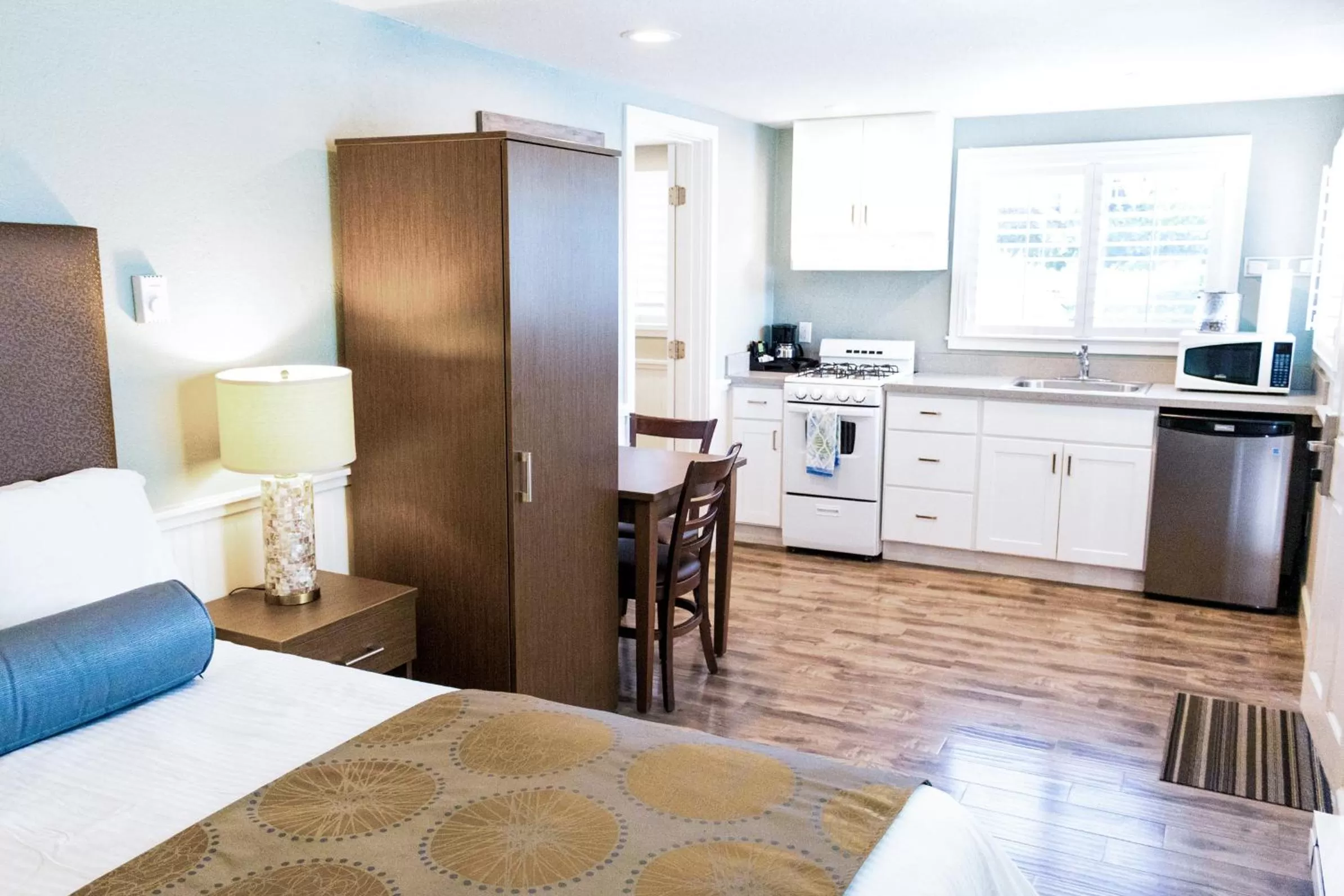 Bedroom, Bed in Ocean Echo Inn & Beach Cottages