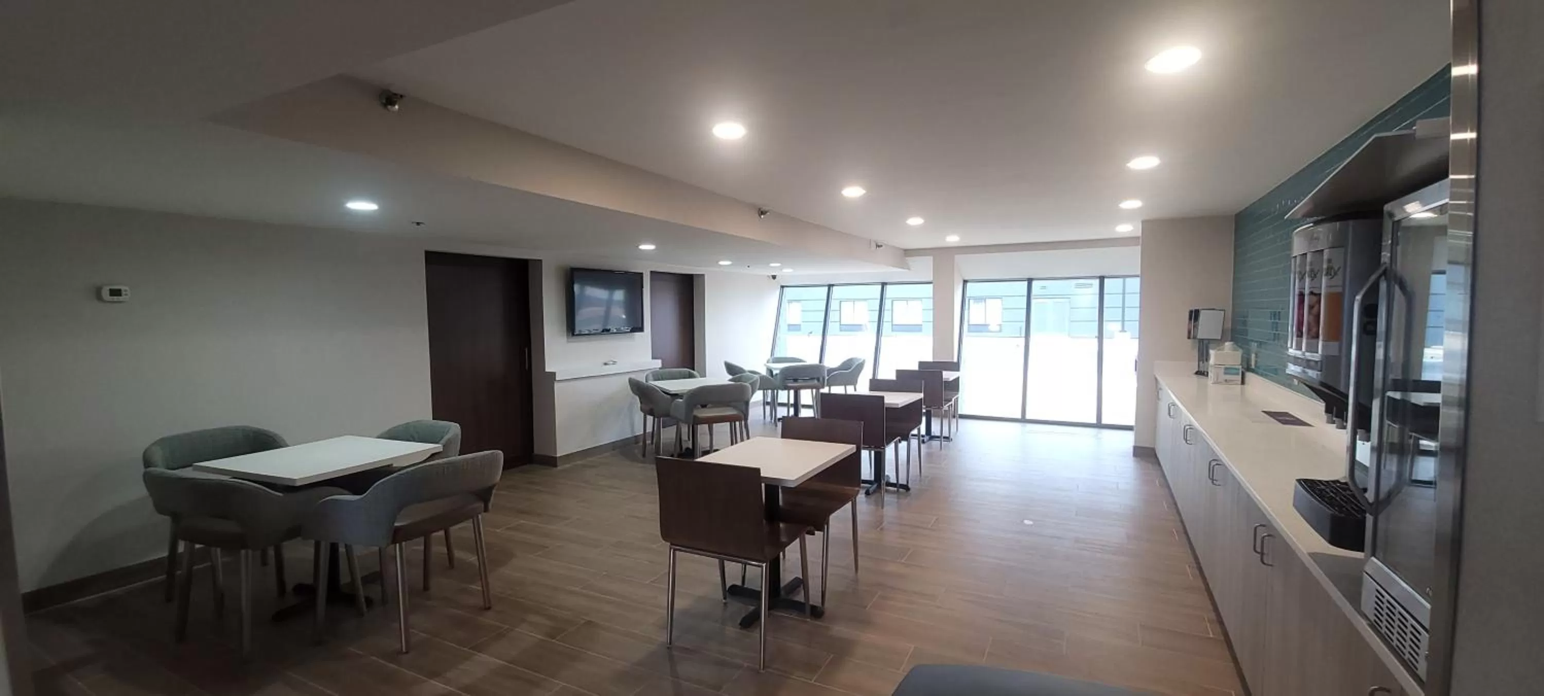 Dining area in Clarion Pointe OKC Airport