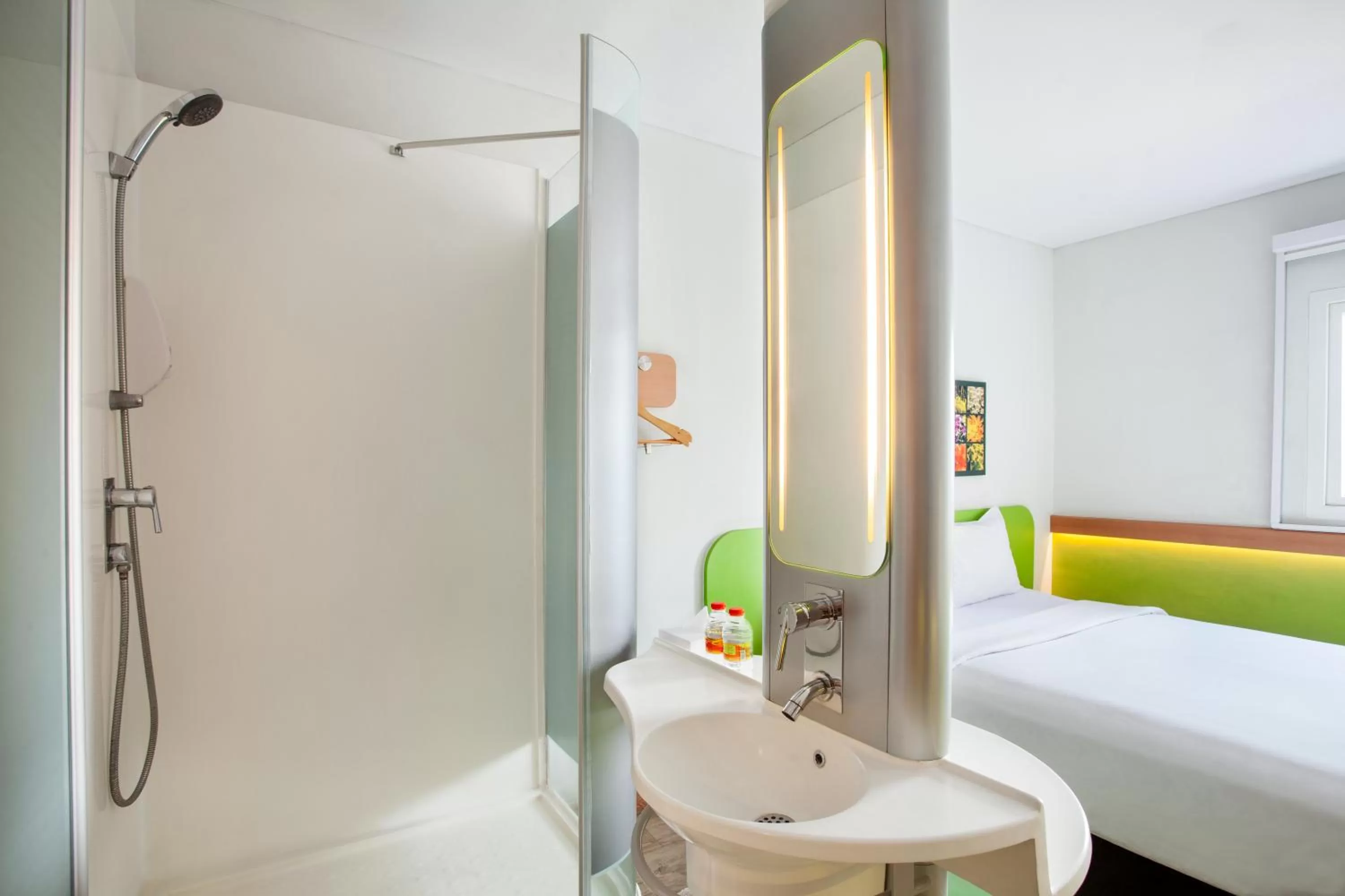 Bathroom, Bed in Ibis Budget Semarang Tendean