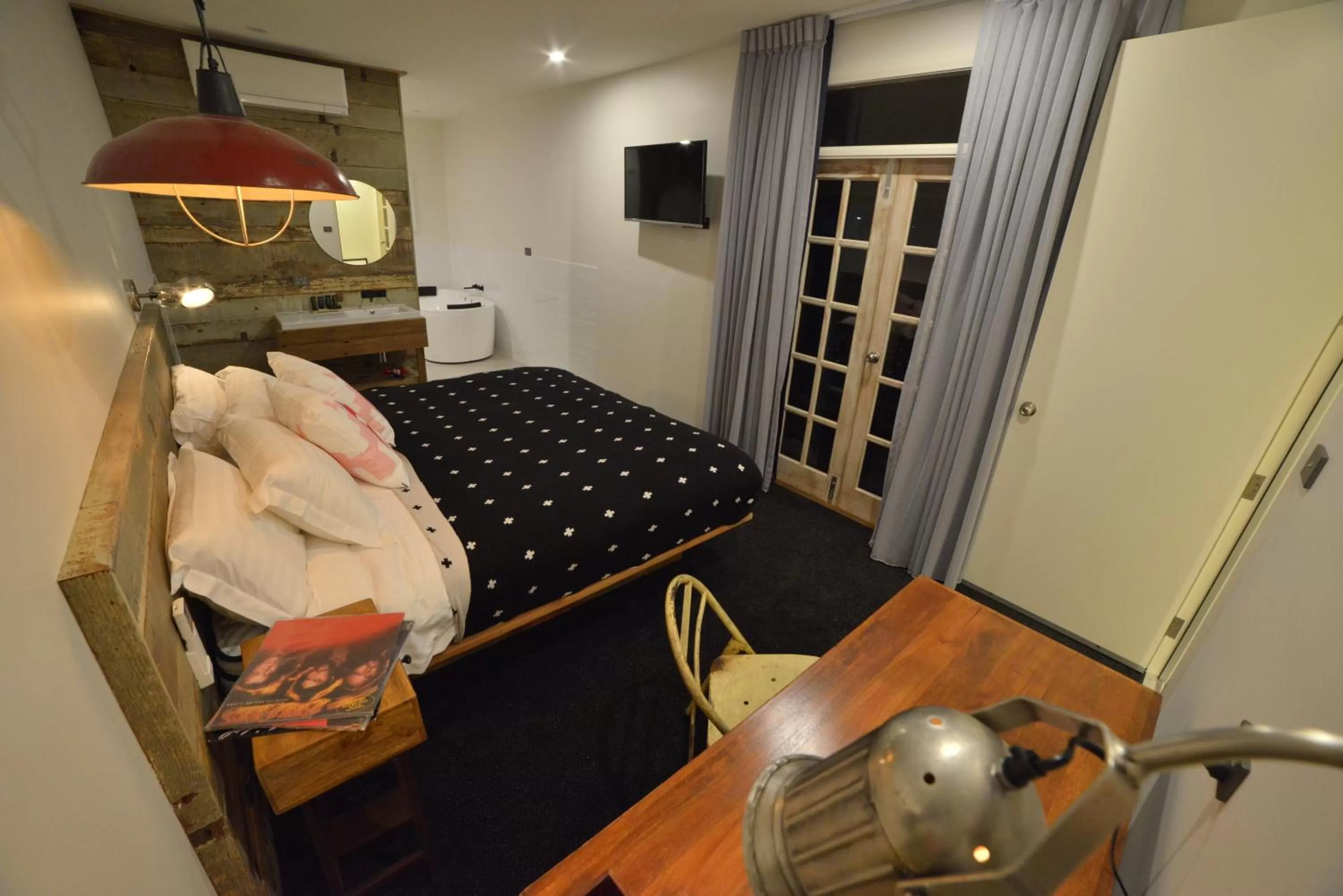 Photo of the whole room, Bed in Boogie Woogie Beach House