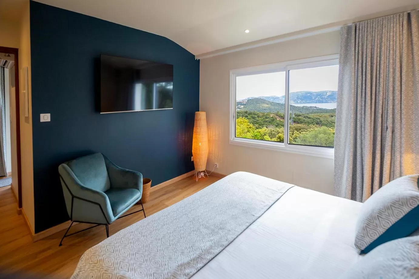 Bed in SWIM LODGE HOTEL Piscine privée ou Jacuzzi privé