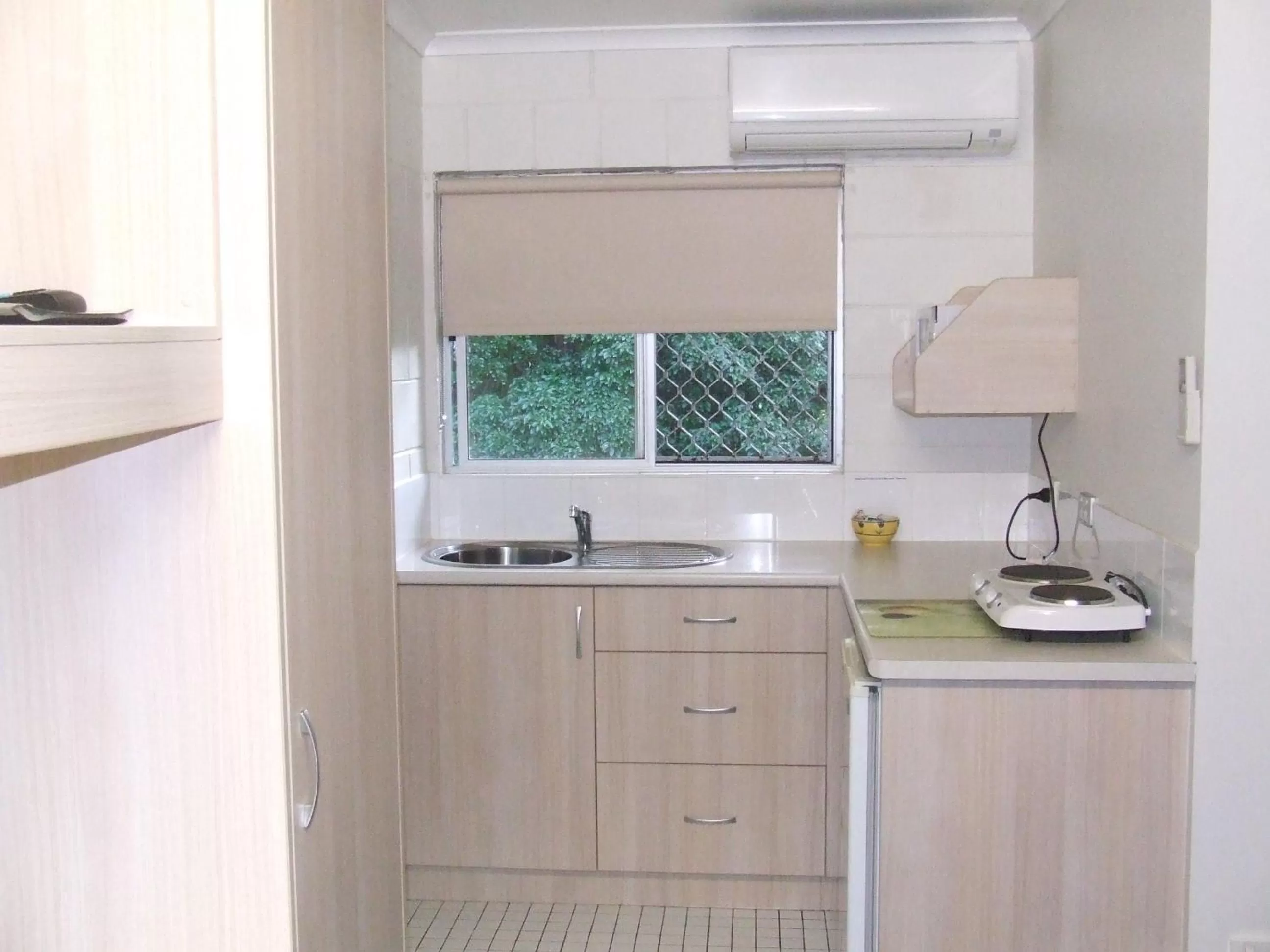 Kitchen or kitchenette in Mango Tree Motel