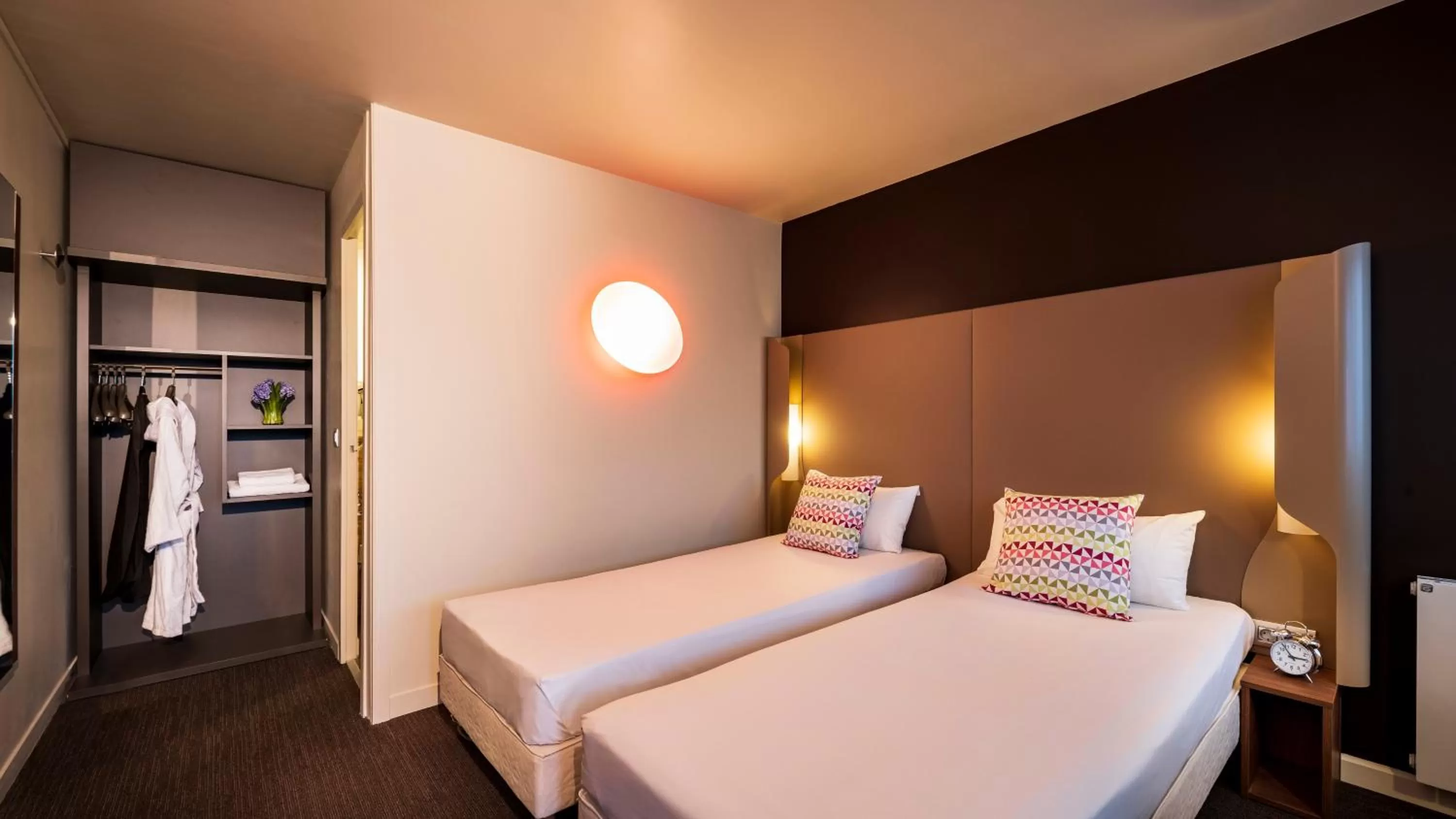 Photo of the whole room, Bed in Campanile Hotel & Restaurant Amsterdam Zuid-Oost