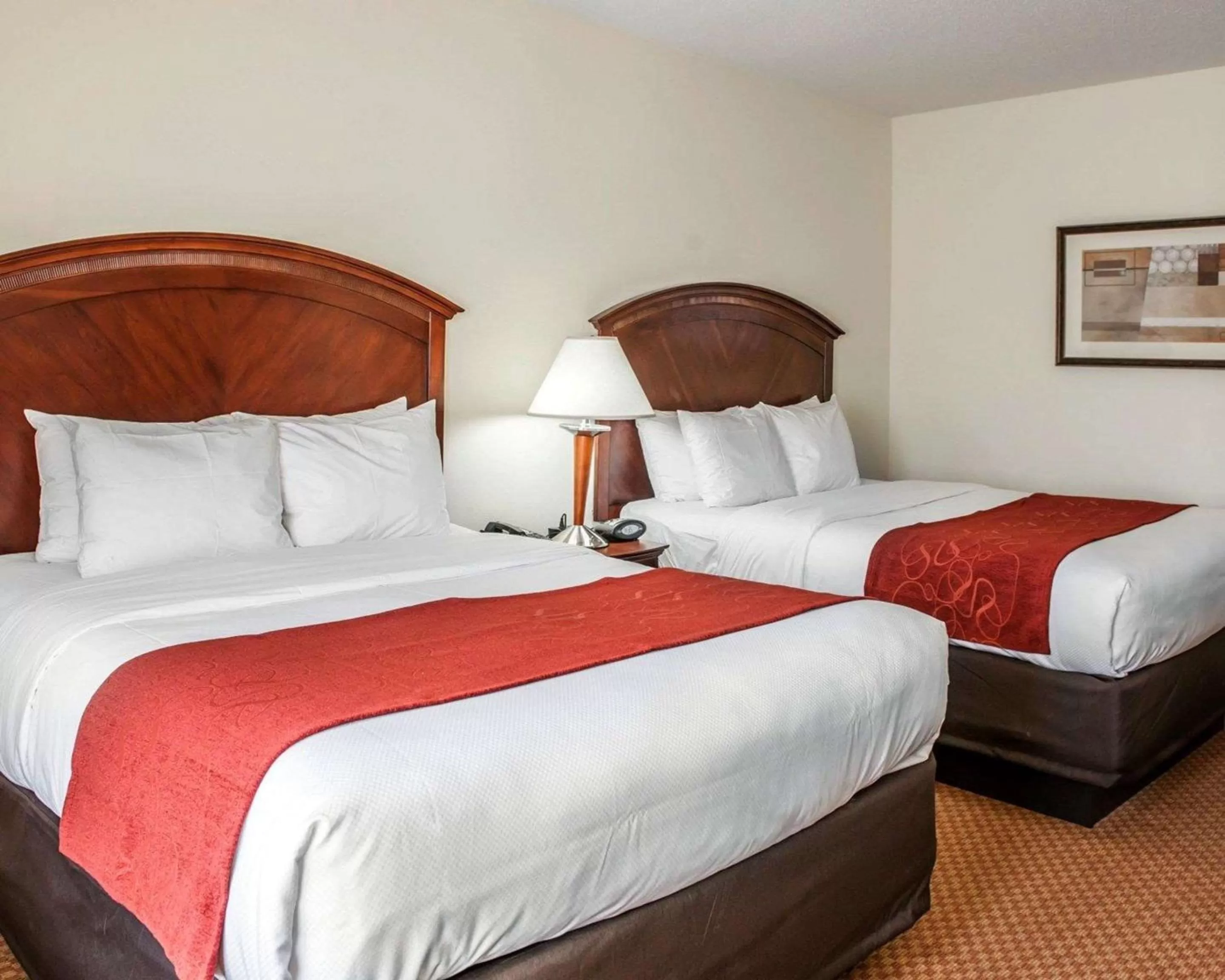 Photo of the whole room, Bed in Comfort Suites near Indianapolis Airport