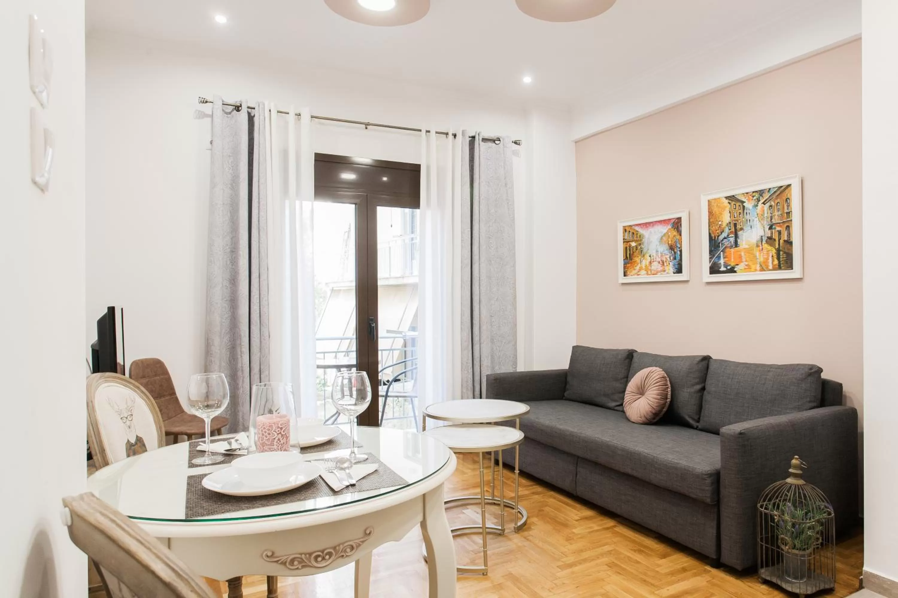 Seating area in Nicholas Point Apartments and Rooms