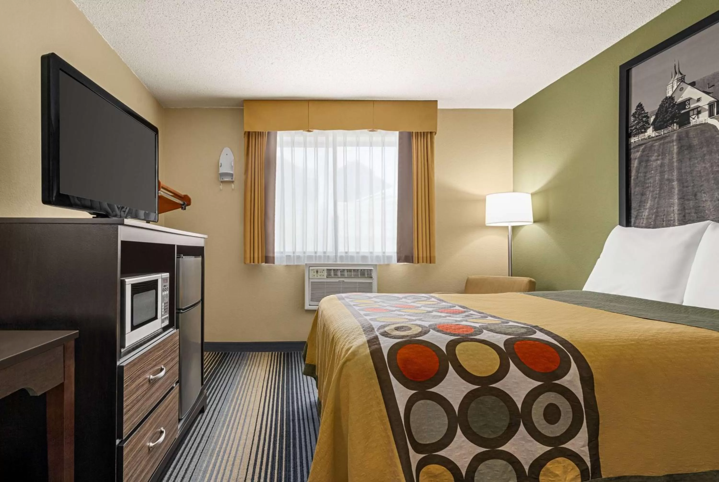 Bed in Super 8 by Wyndham Maysville KY