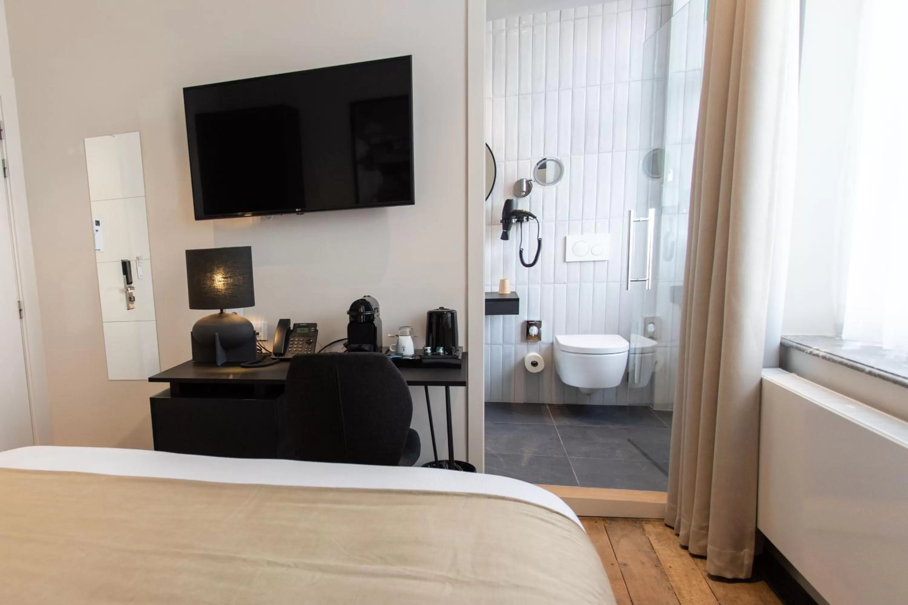 Photo of the whole room, Bed in Petit-Roannay