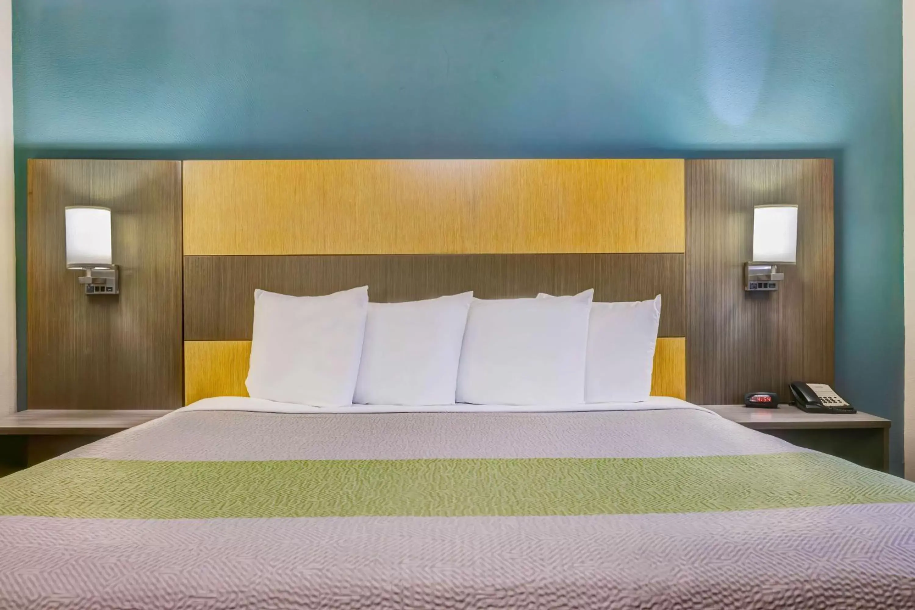 King Room with Roll-in Shower - Disability Access - Non-Smoking in Studio 6 Lenexa - Overland Park King Room with Roll-in Shower - Disability Access - Non-Smoking in Studio 6 Lenexa - Overland Park