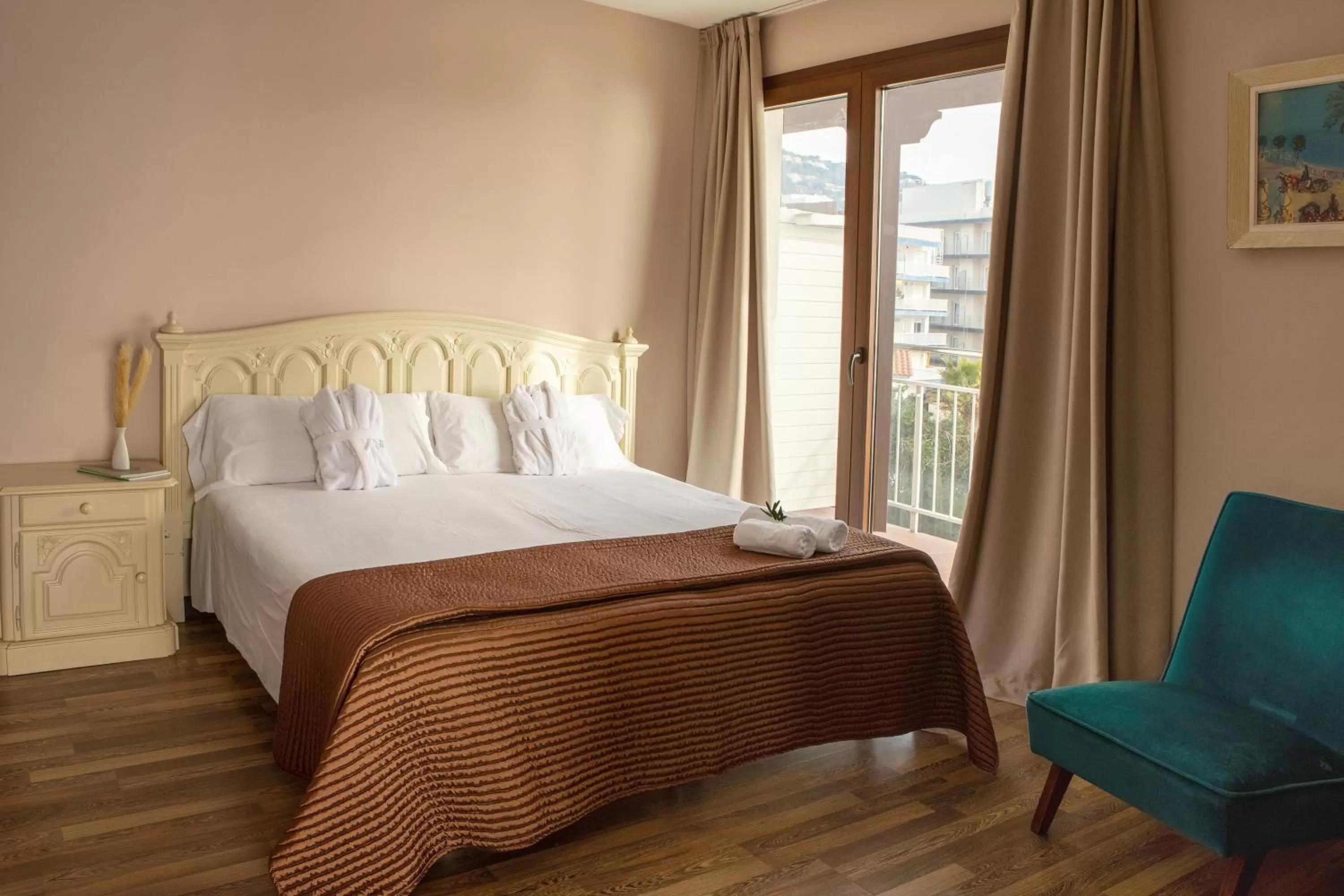 Bed in Hotel Roger de Flor by Seleqtta