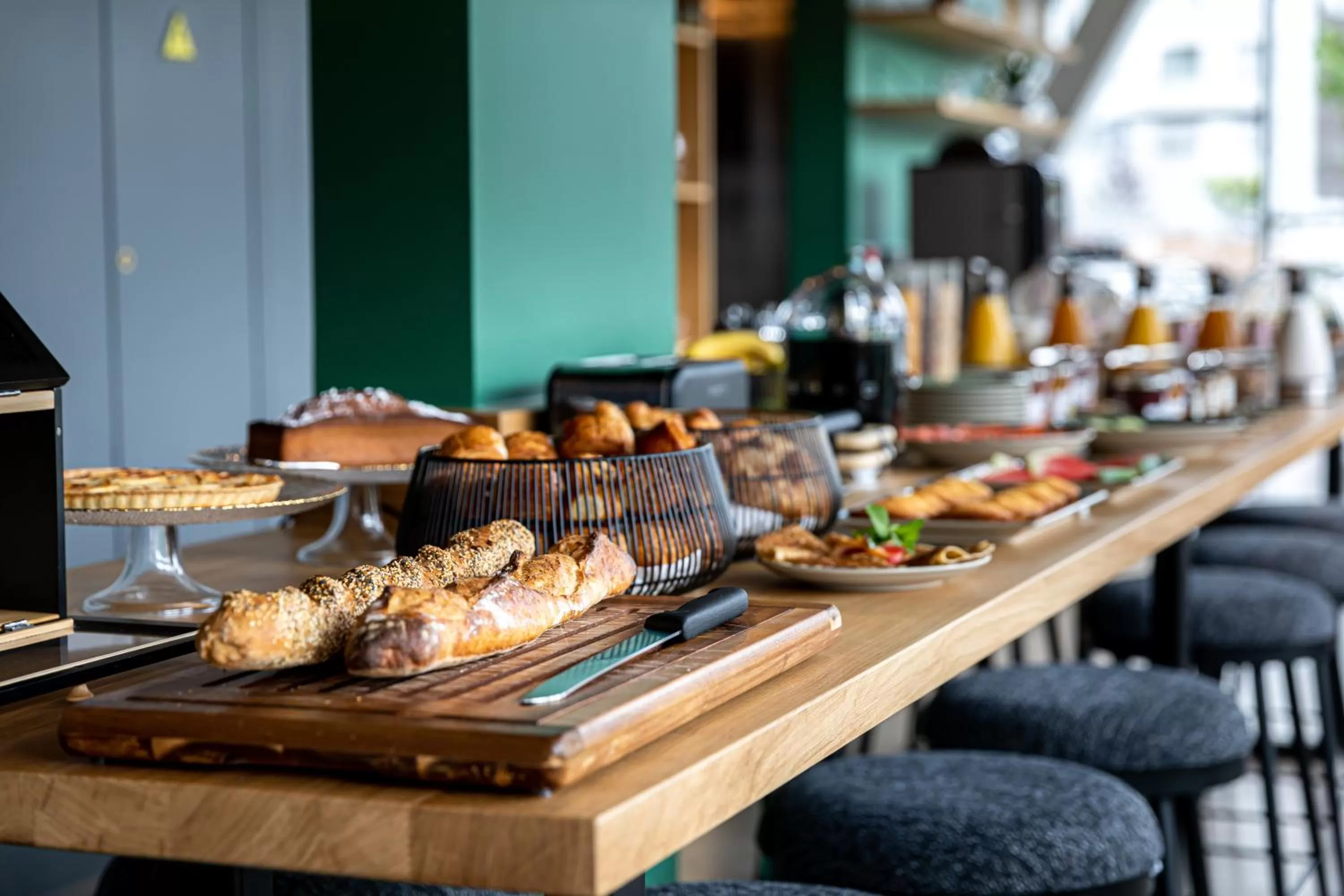 Food and drinks in Best Western M-Treize Paris Asnieres