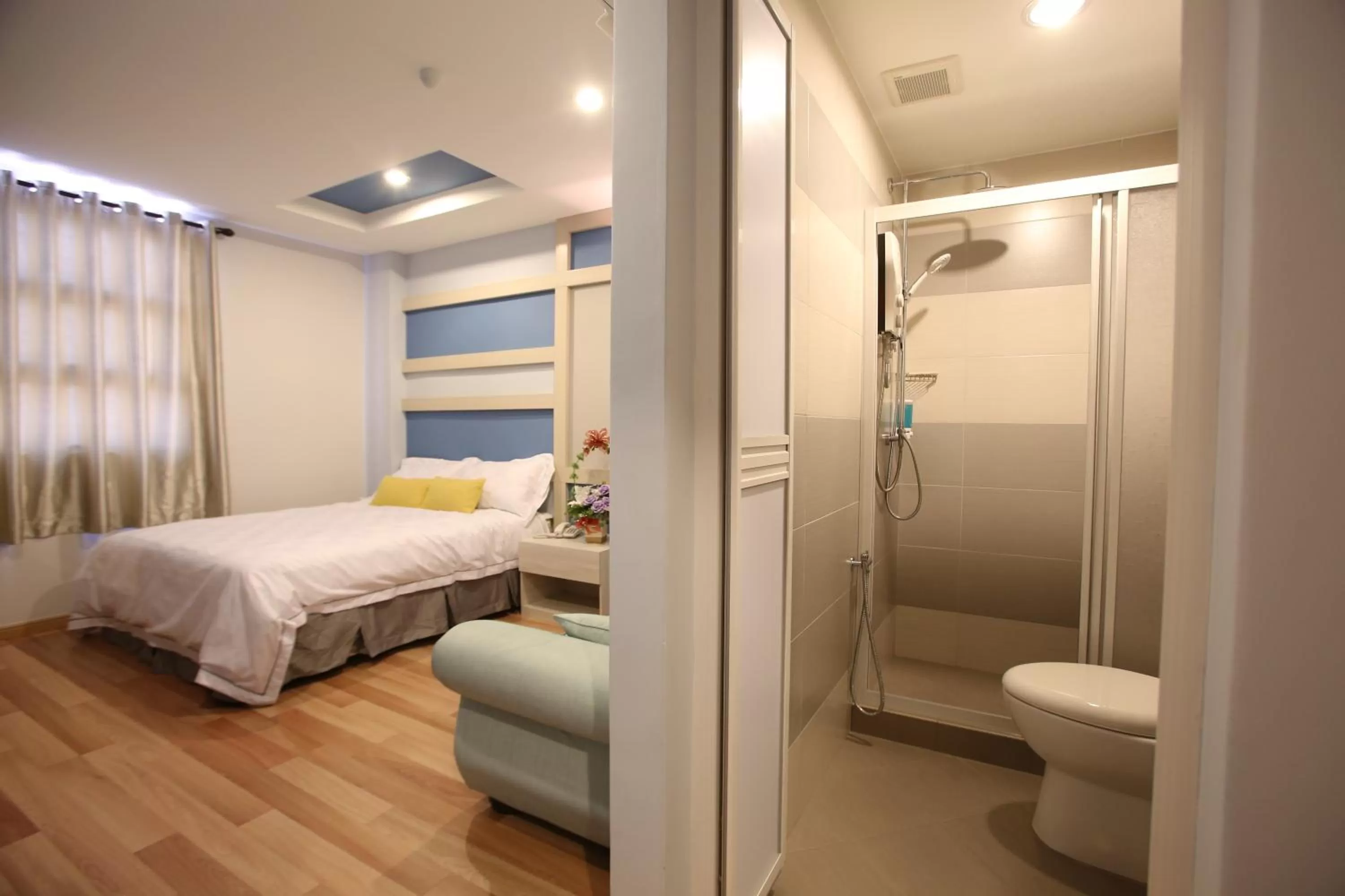 Bedroom, Bed in Sunshine Inn Plus