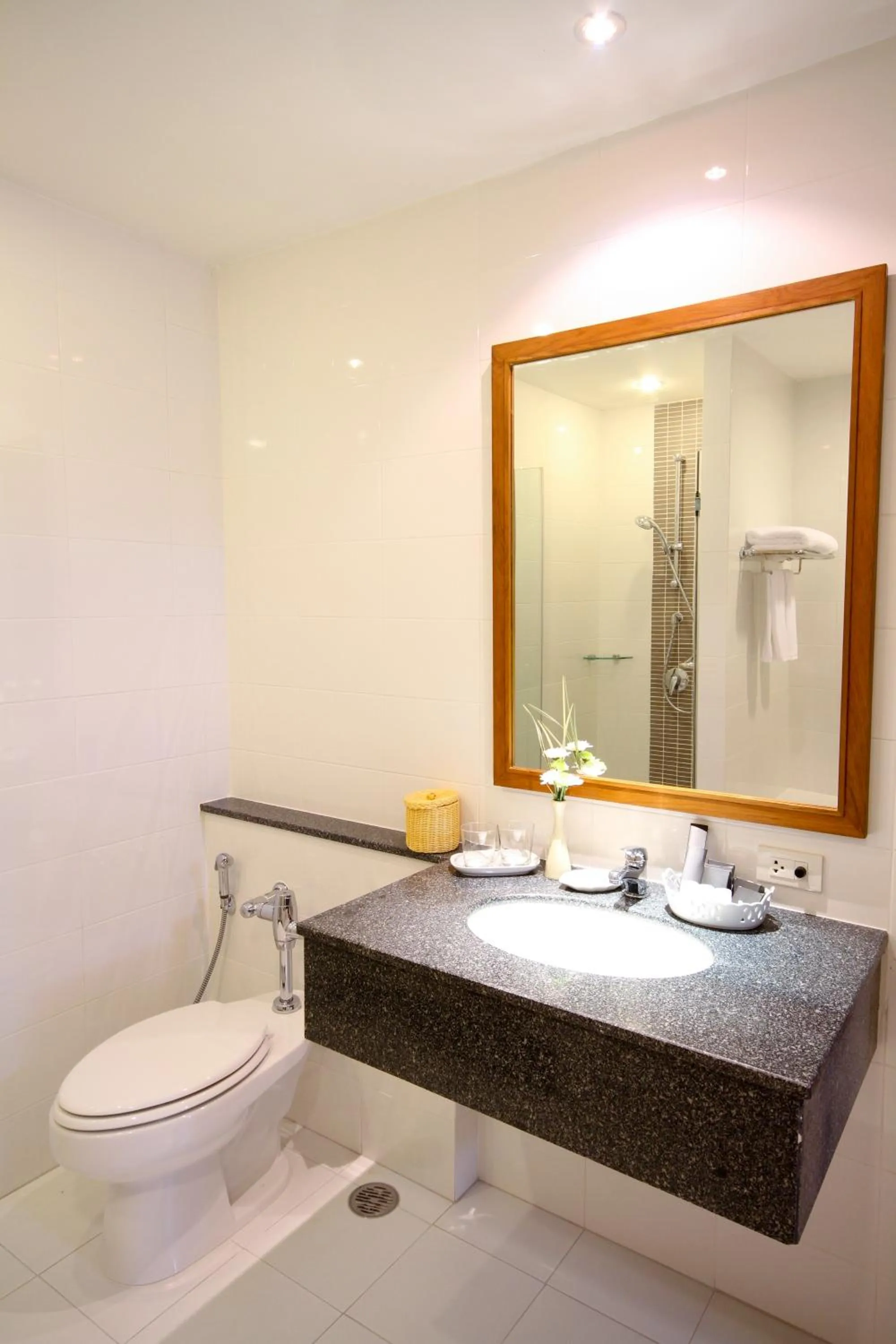 Toilet in Kameo Grand Hotel & Serviced Apartment, Rayong