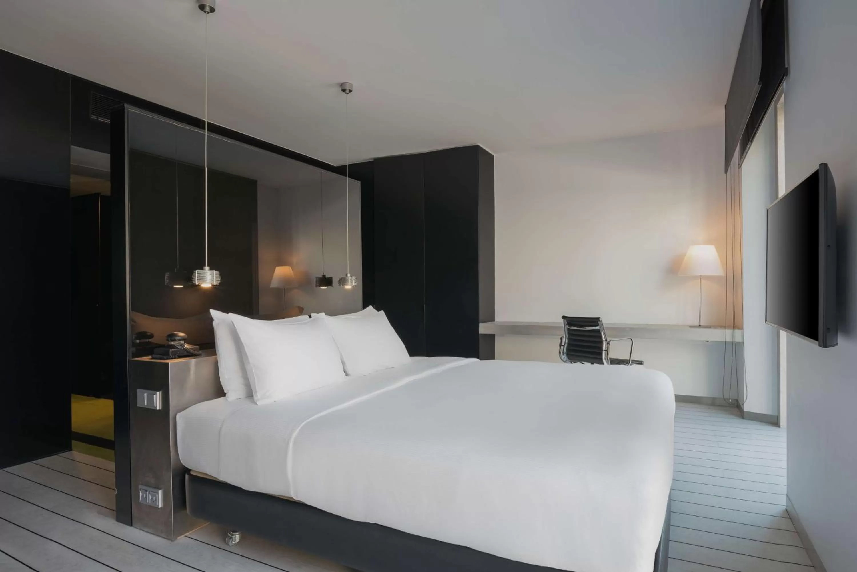 Bed in DoubleTree by Hilton Lisbon Fontana Park