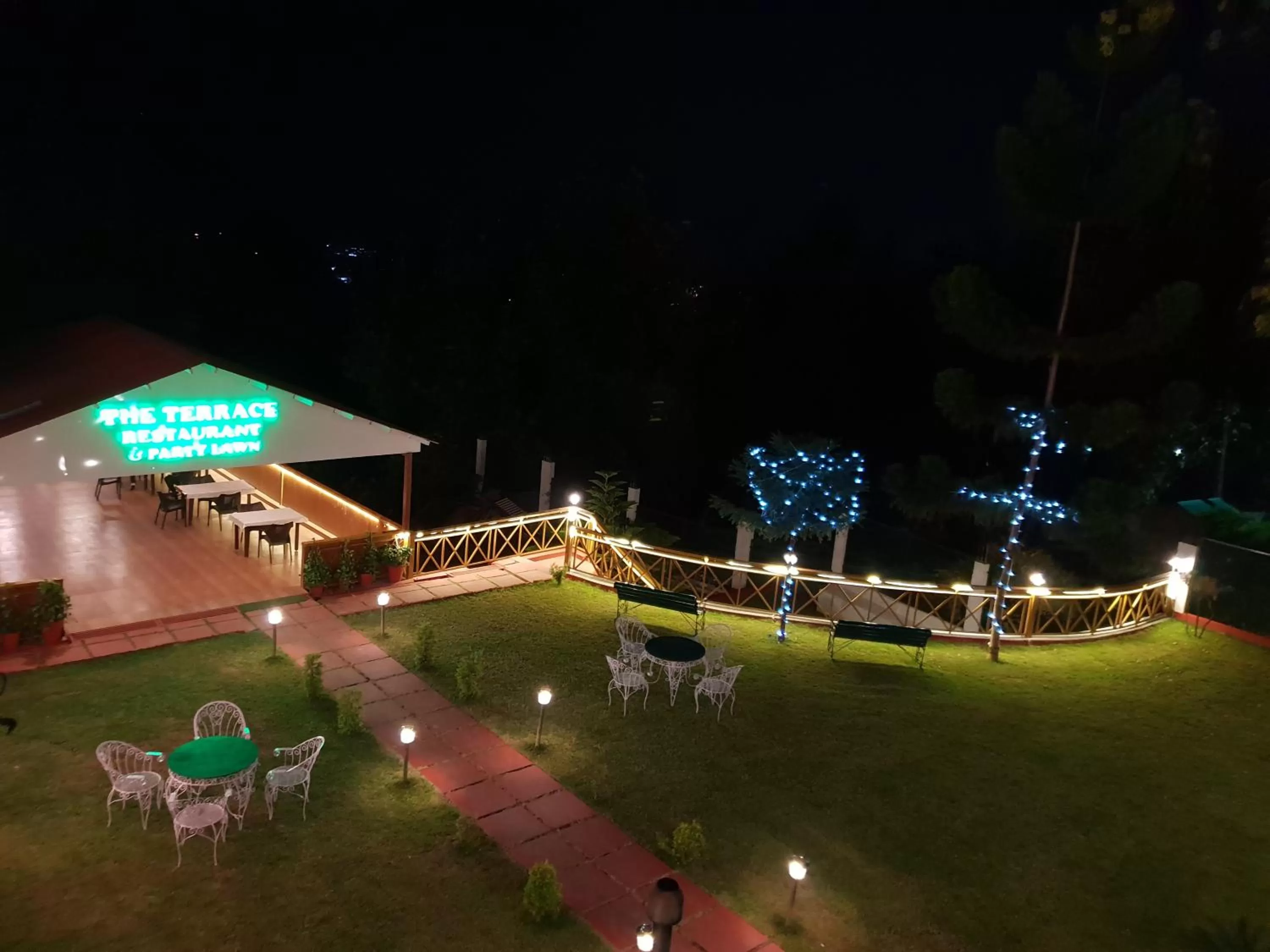 Restaurant/places to eat in Hotel Rajpur Heights