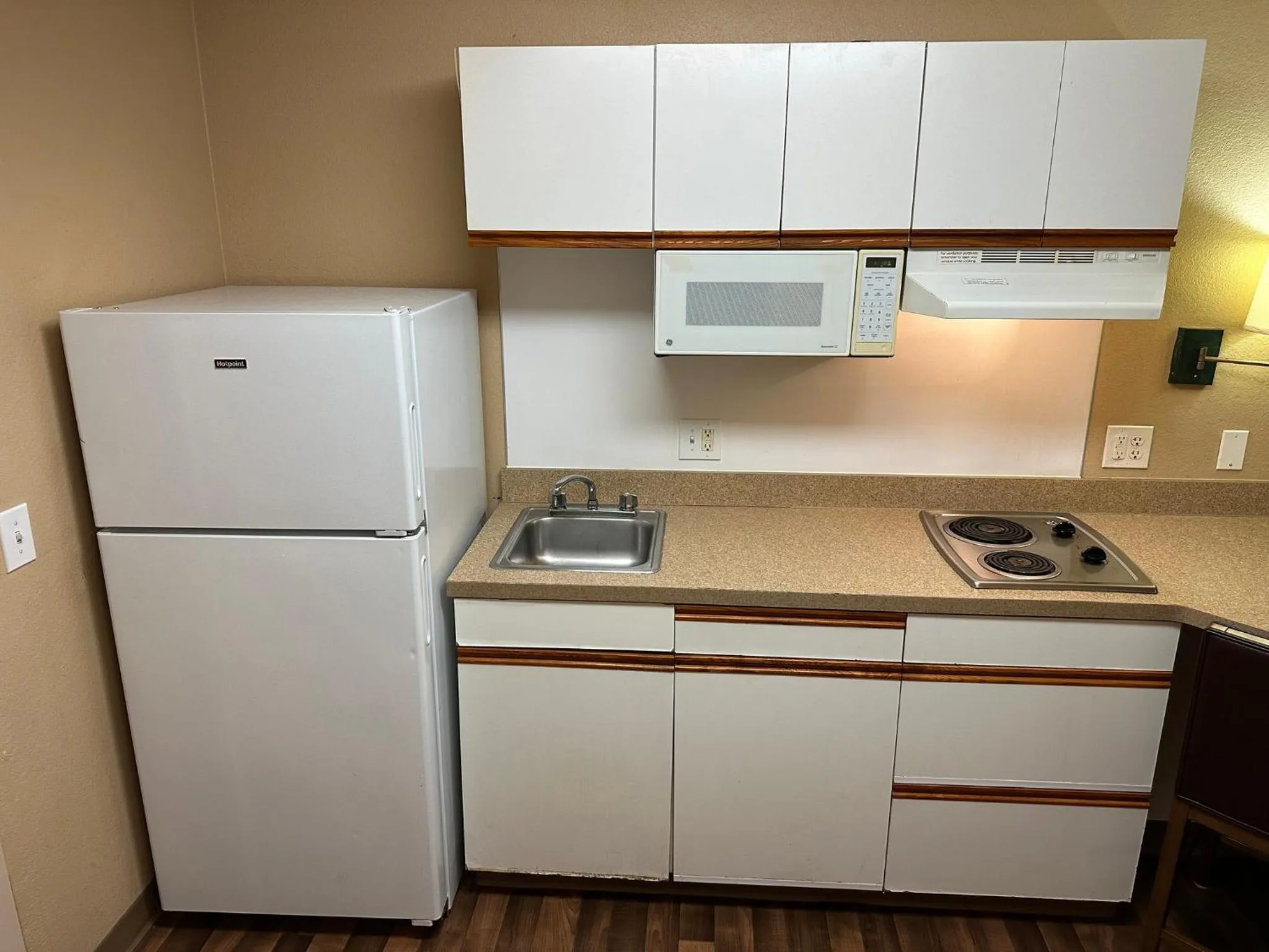 Bedroom, Kitchen/Kitchenette in Red Roof Inn Southfield
