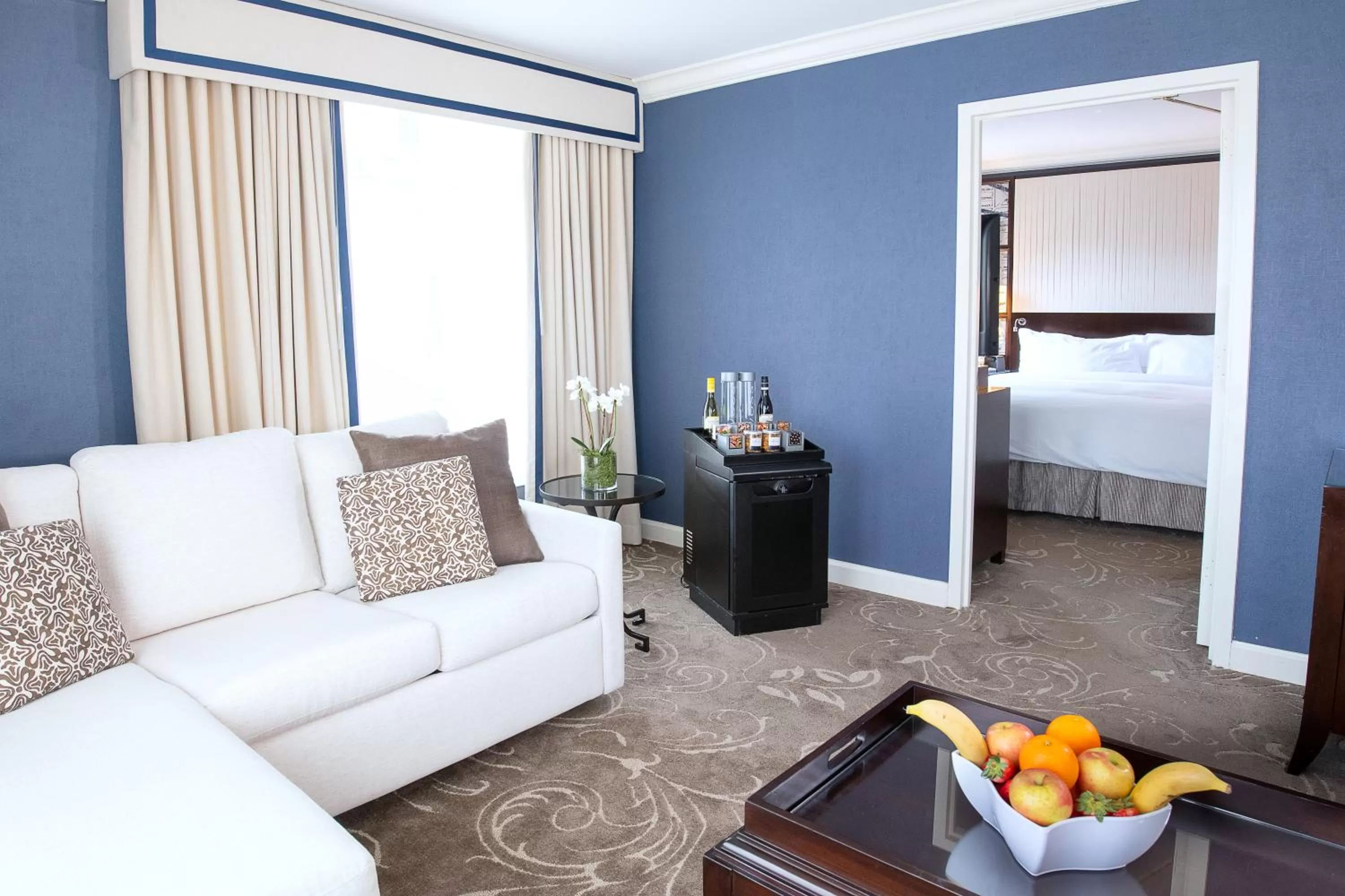 Seating area, Bed in Hamilton Hotel - Washington DC