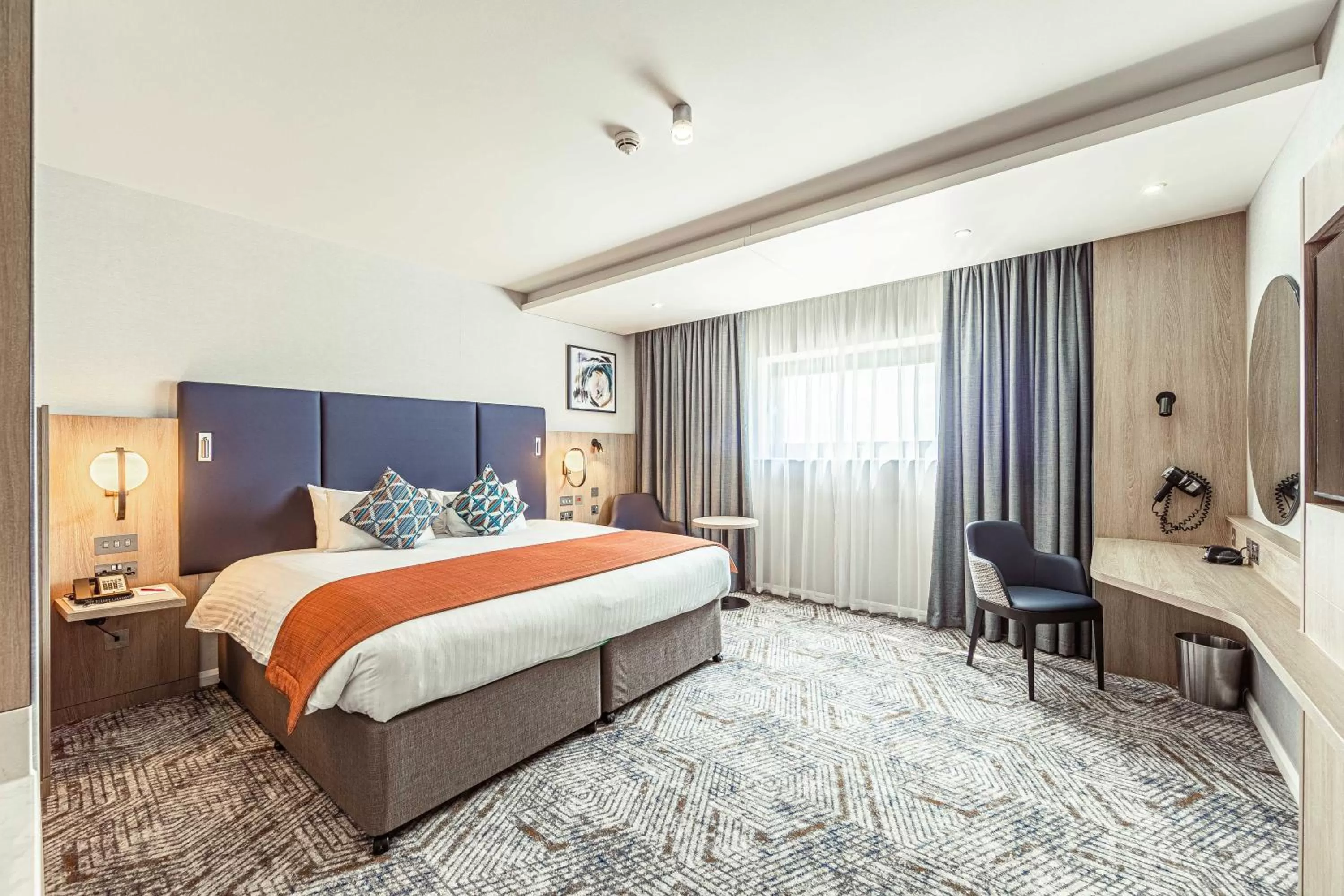 Photo of the whole room, Bed in Crowne Plaza Reading