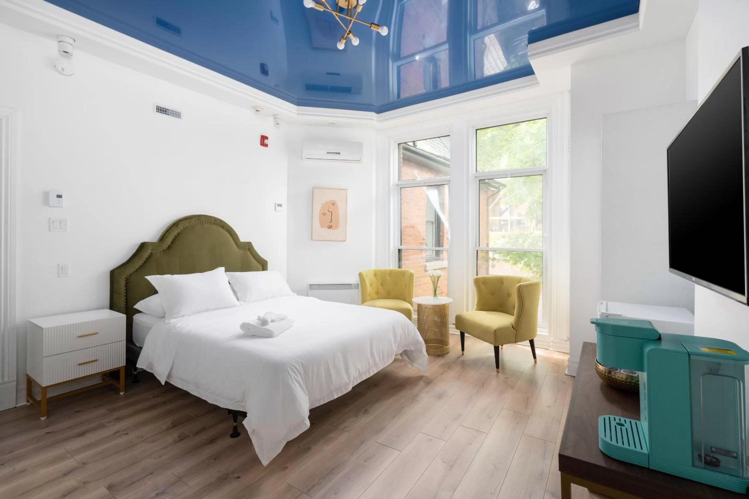 Bed in Le Penfield Par Nomade MTL