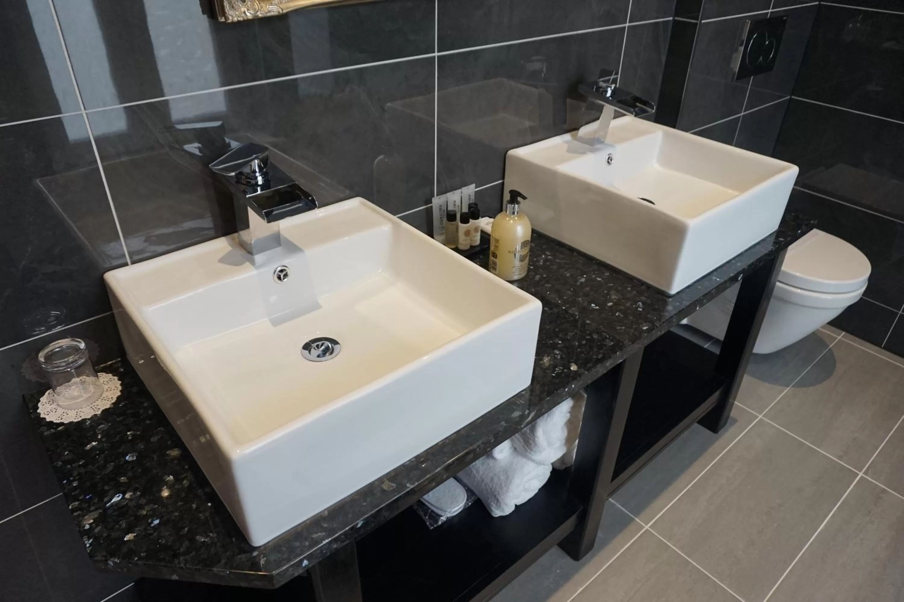 Bathroom in Halvard Hotel