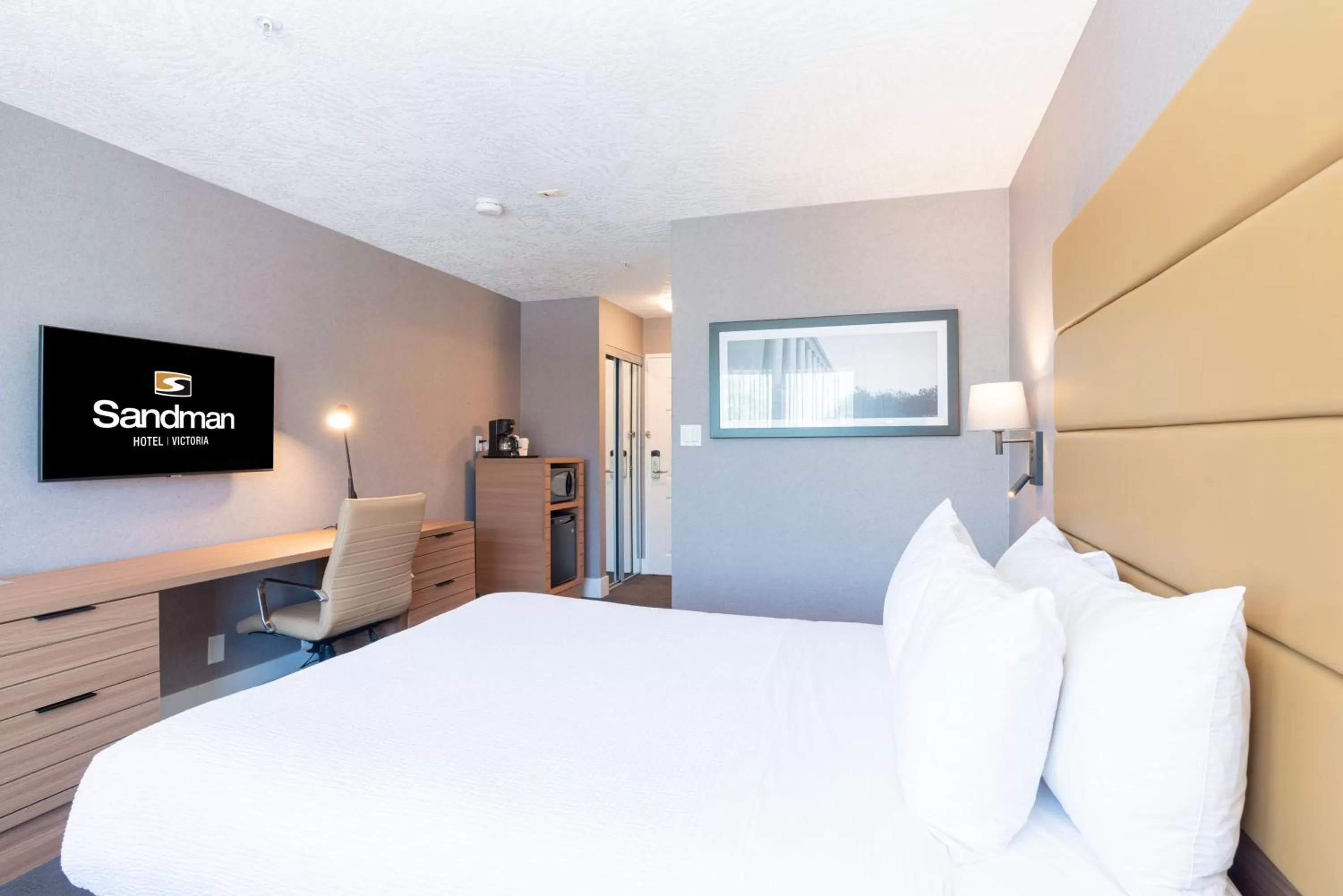 Photo of the whole room, Bed in Sandman Hotel Victoria