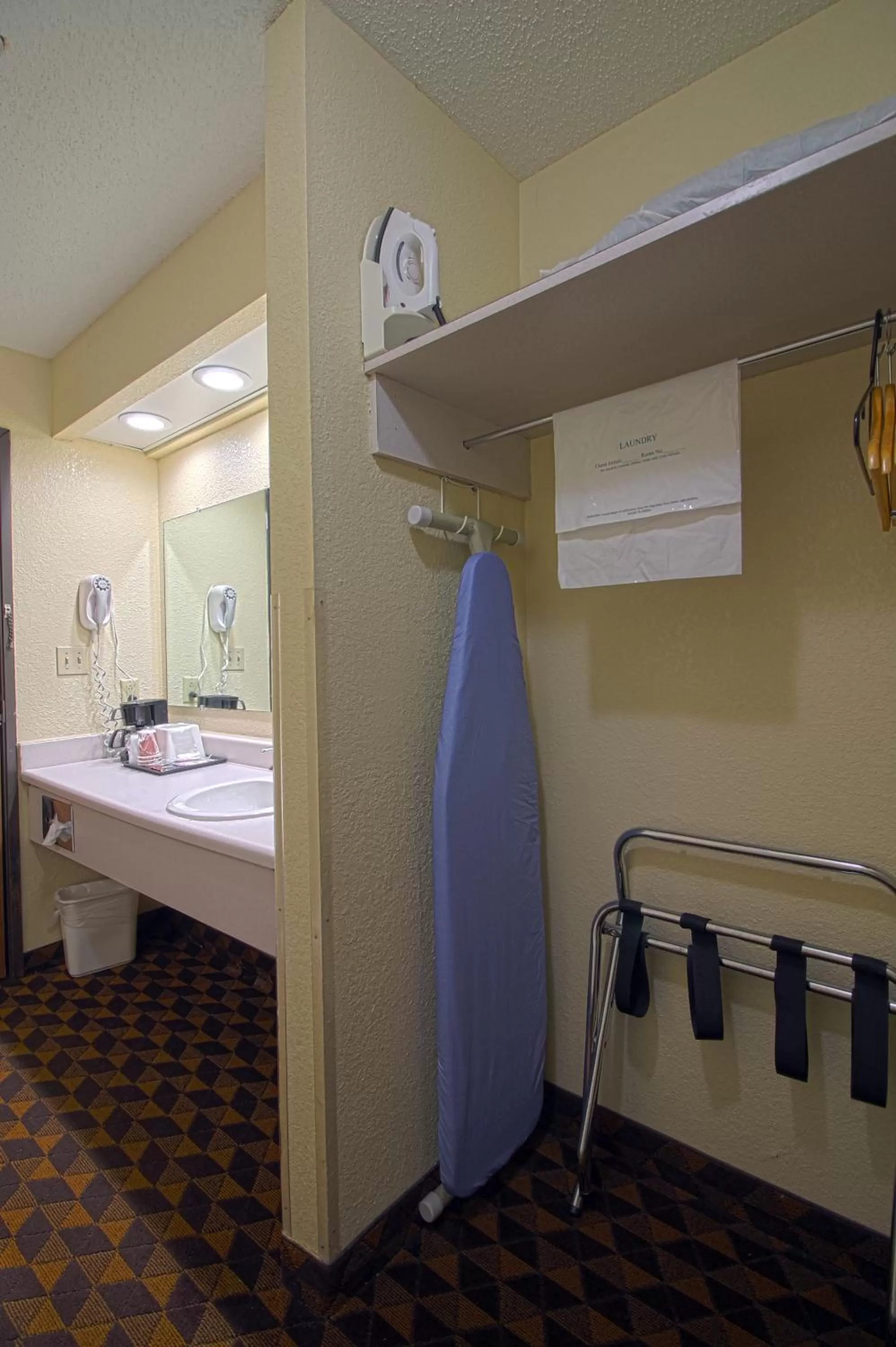 Bathroom in Geneva Motel