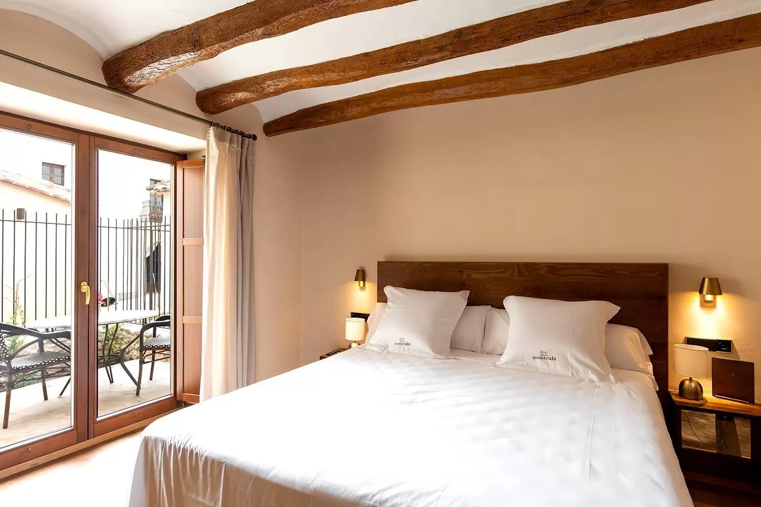 Bed in Hotel Montrubí 1771 - Slow Winery Hotel - Adults only