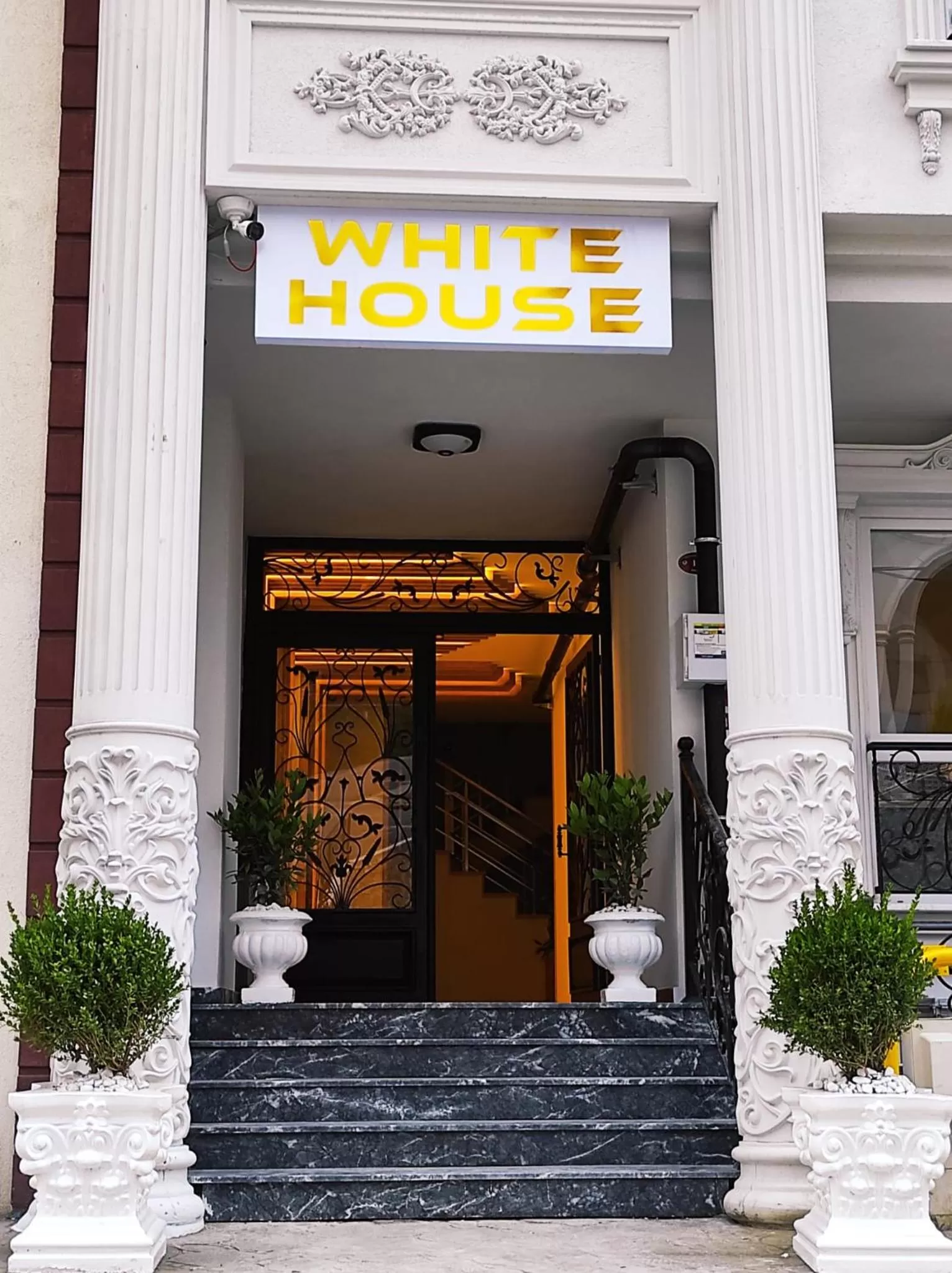 Facade/entrance in White House Apart