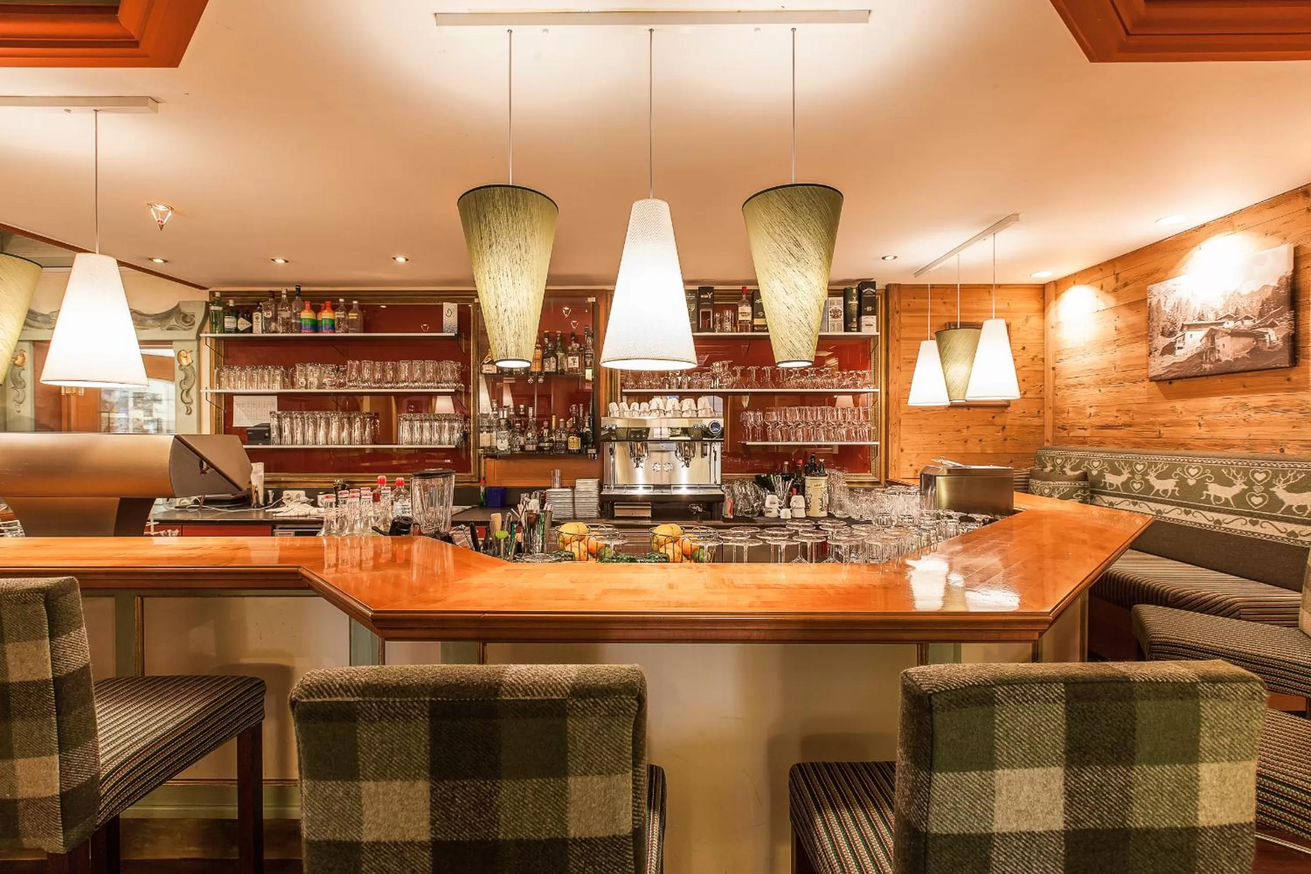 Lounge or bar in Alpenhotel Tirolerhof
