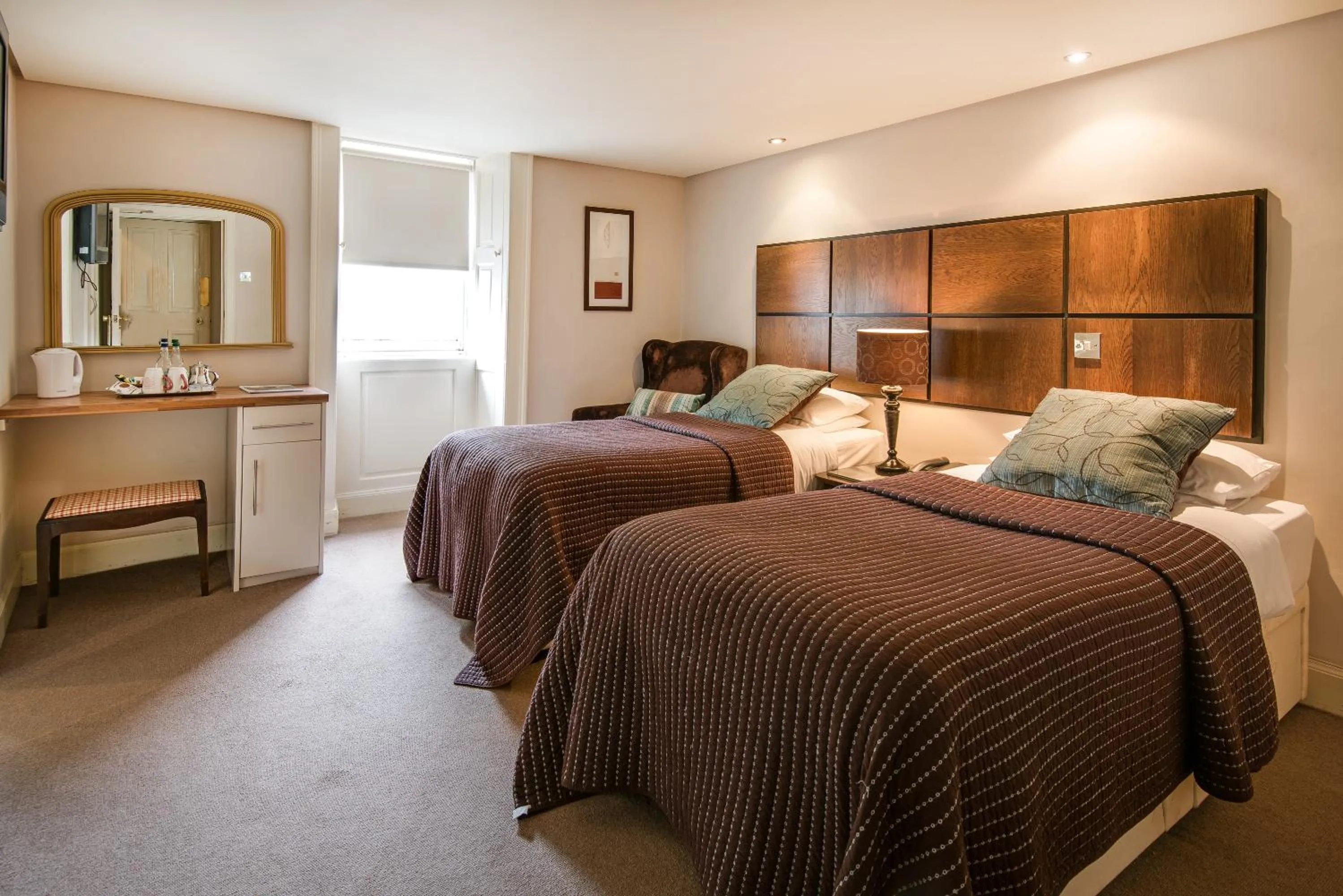 Photo of the whole room, Bed in Queenshead Hotel Kelso