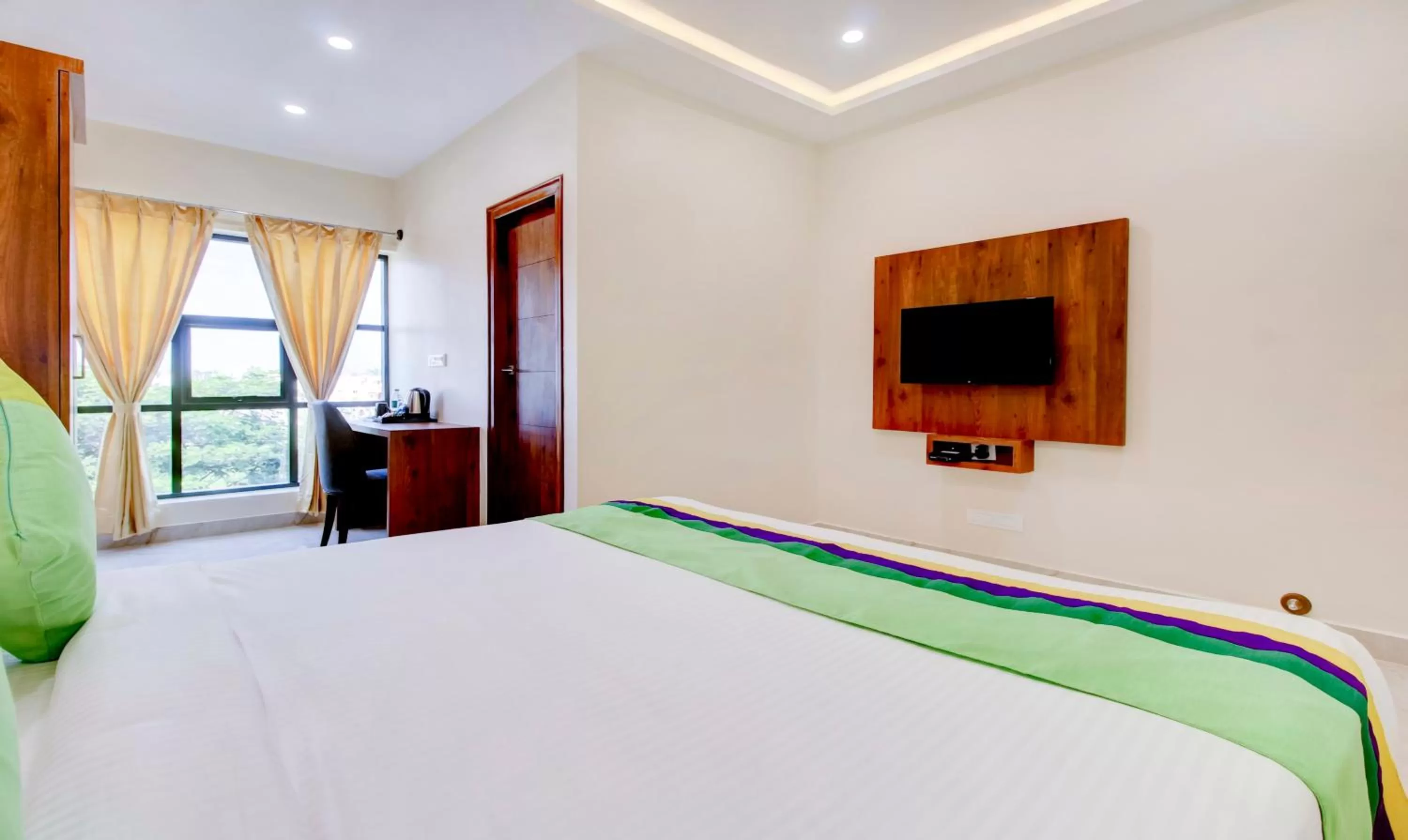 Bedroom, Bed in Treebo The Meridian, 10 Mins To Mahatma Gandhi Park