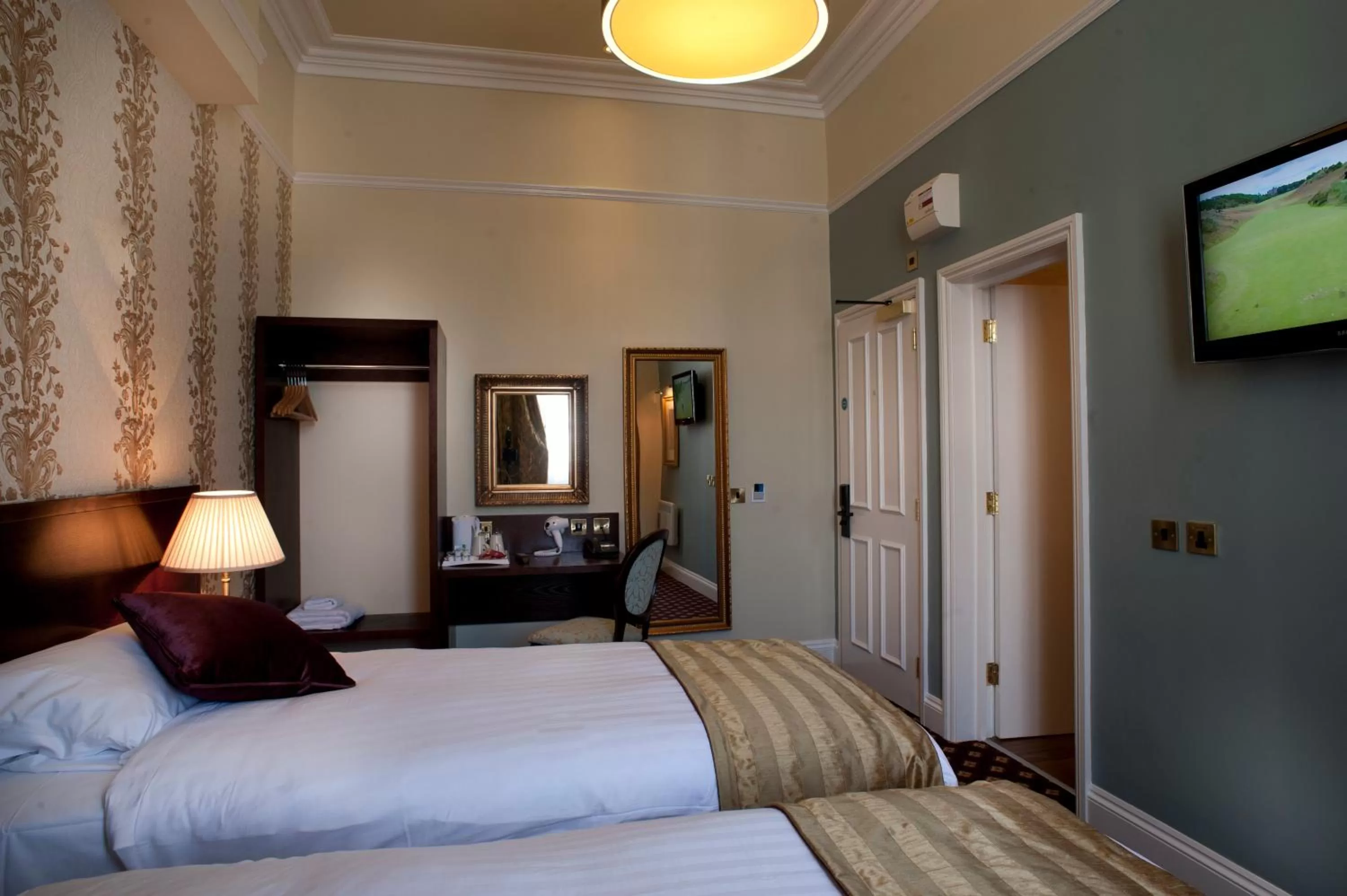 Bed in Cabot Court Hotel Wetherspoon